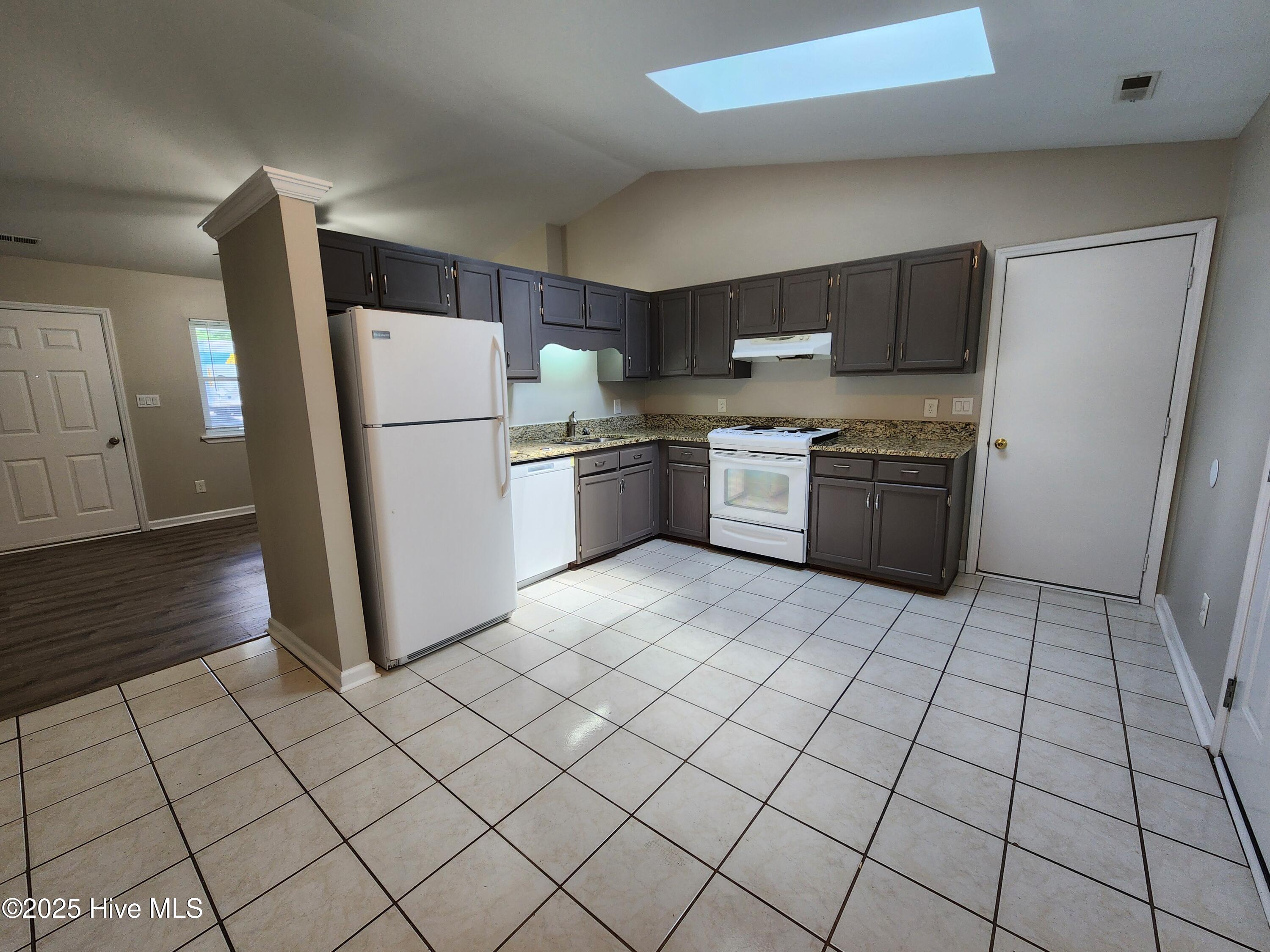 103 Hampton Court Property Photo 5