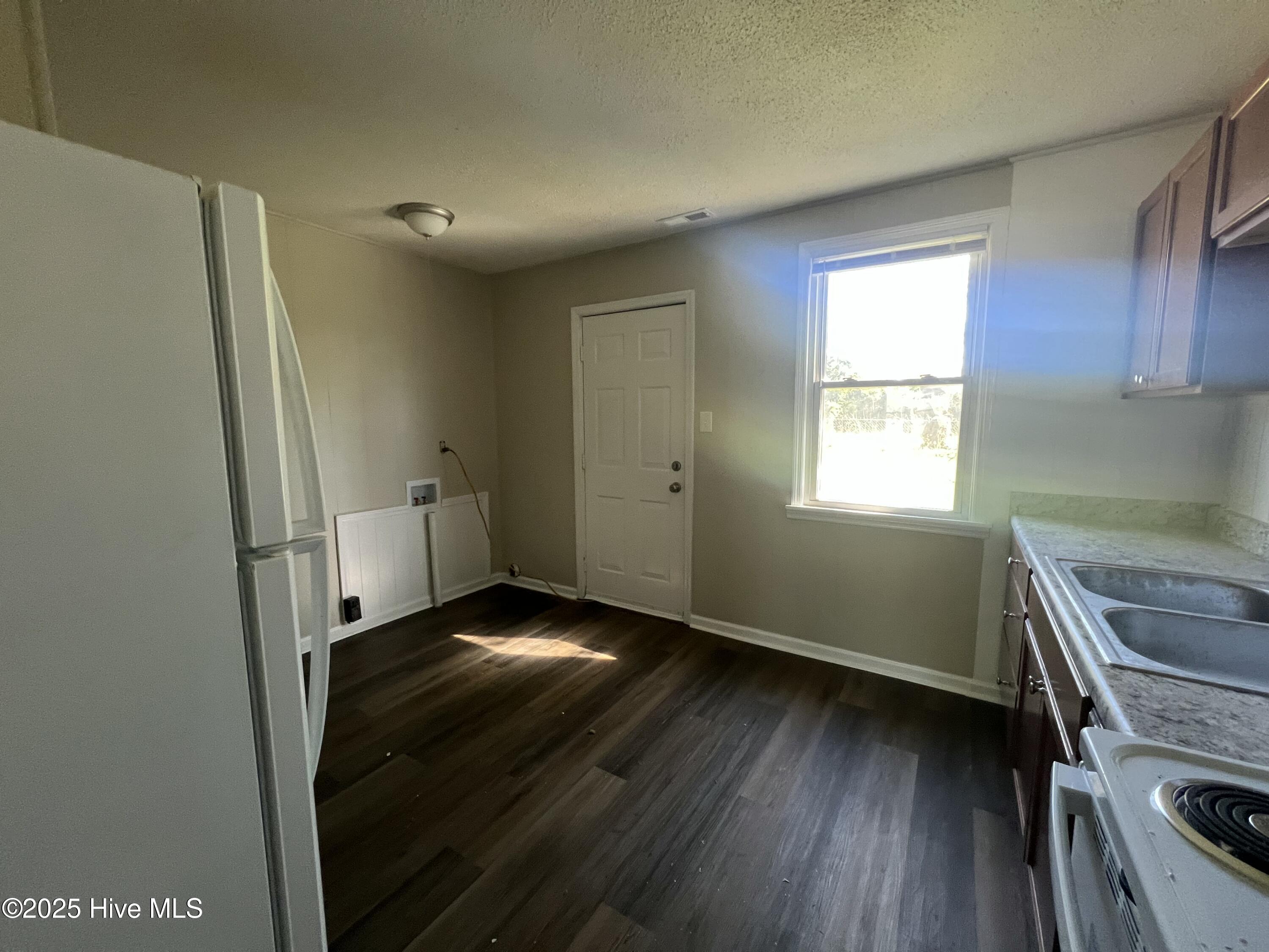 1230 Davis Street Property Photo 4