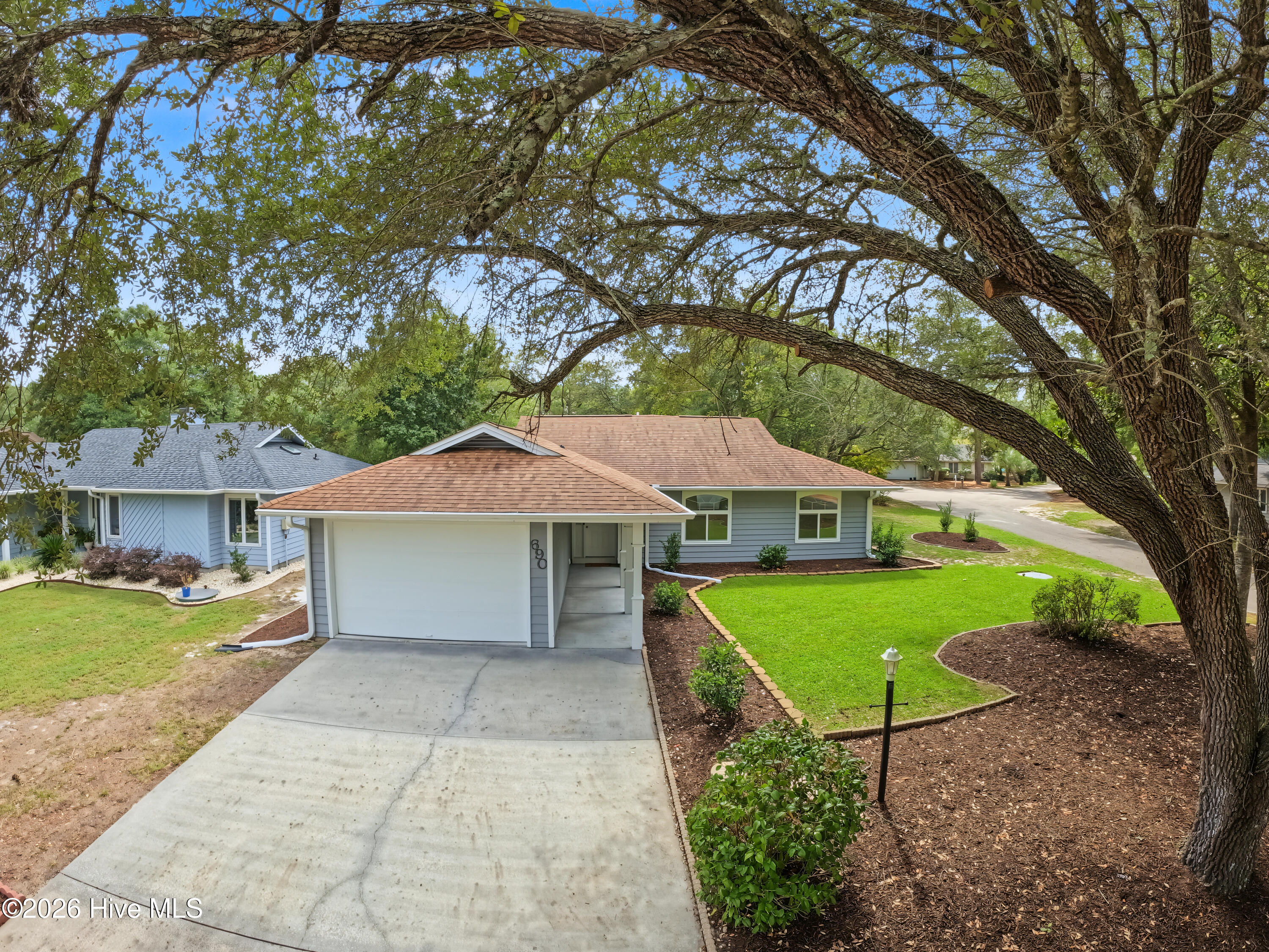 690 Fairway Drive E Property Photo 6