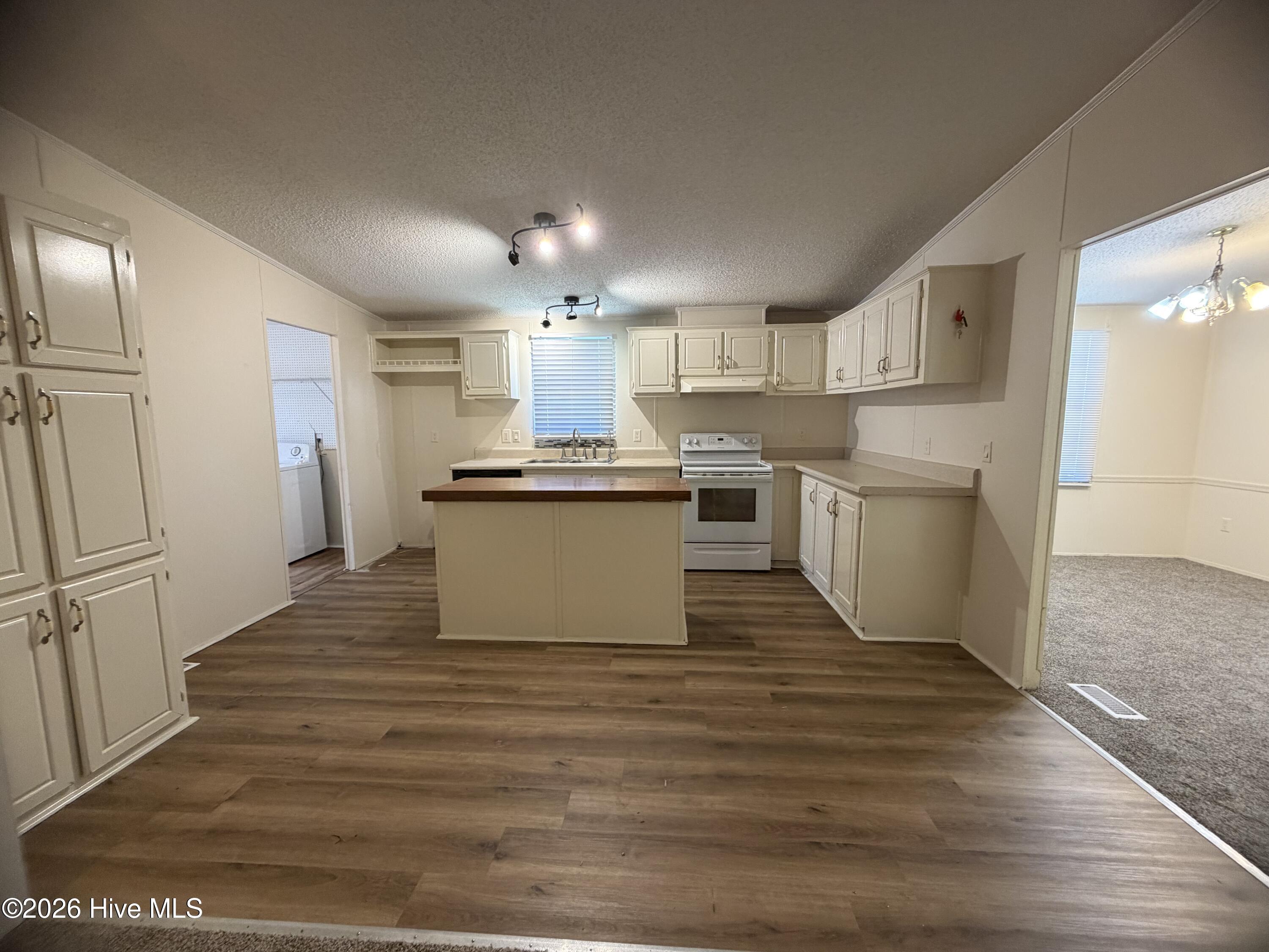 335 Cottonwood Lane Property Photo 2