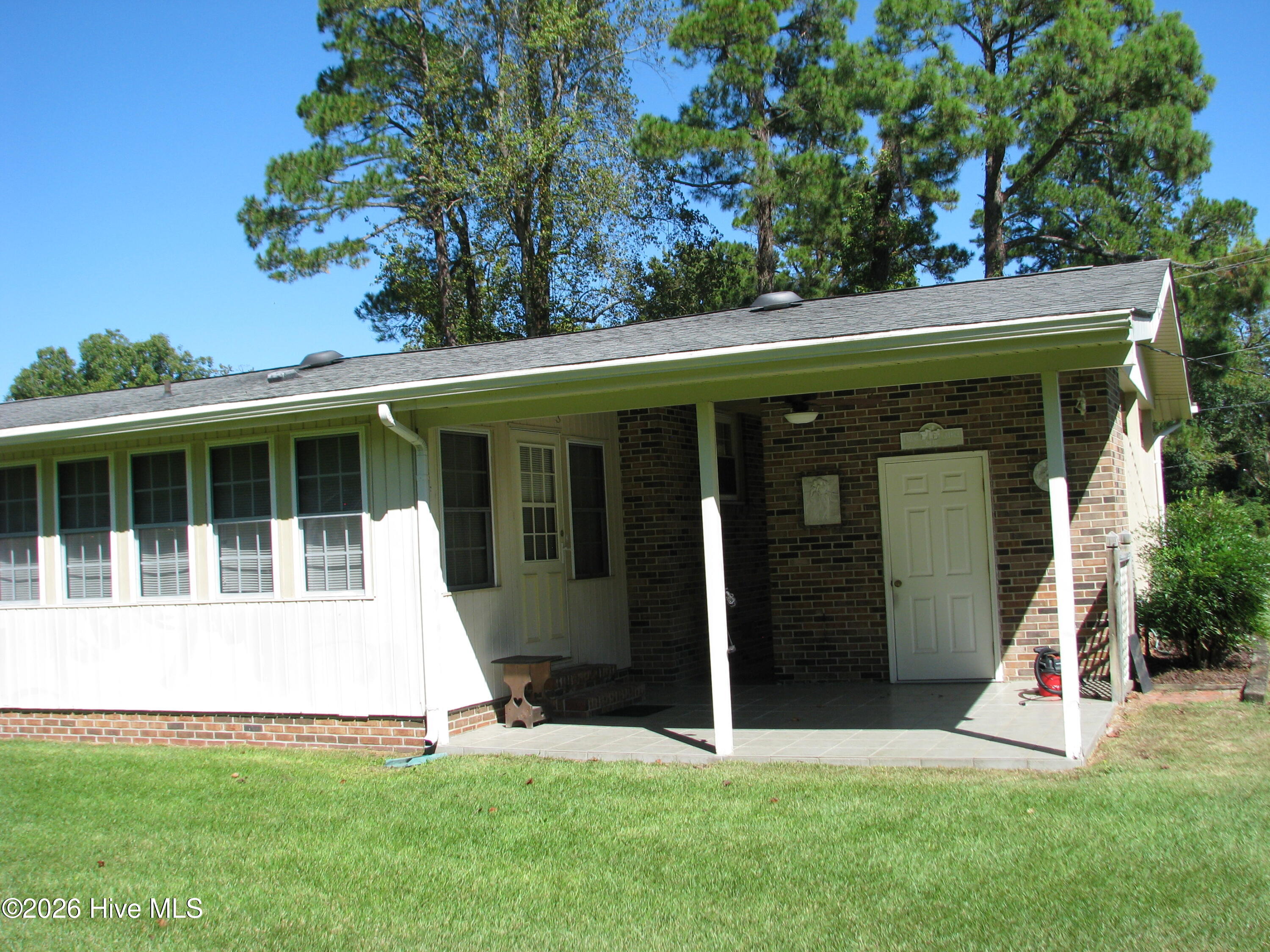 404 Roanoke Avenue Property Photo 6