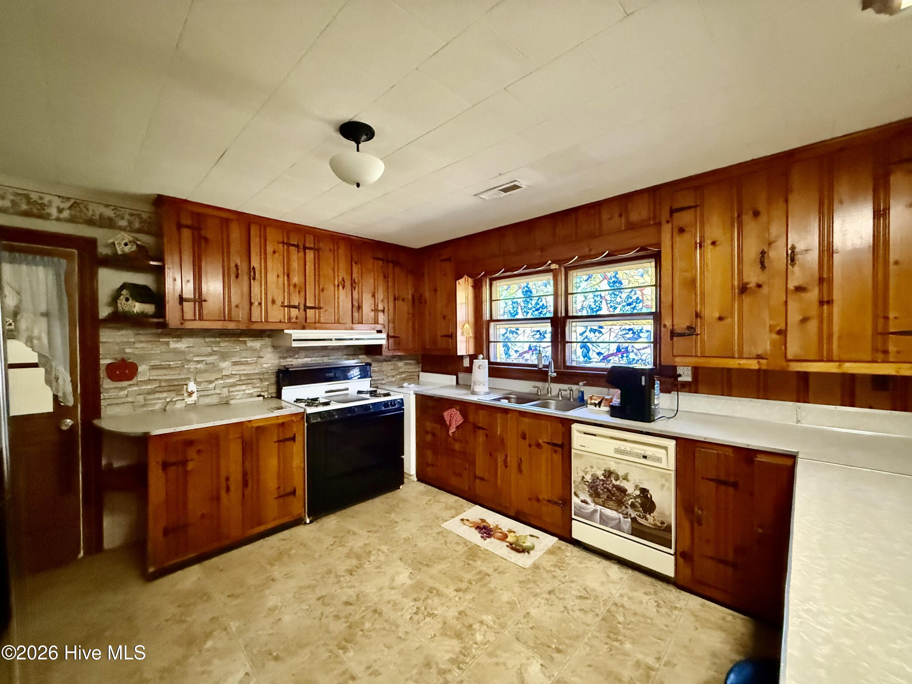 49 Oakmont Road Property Photo 8