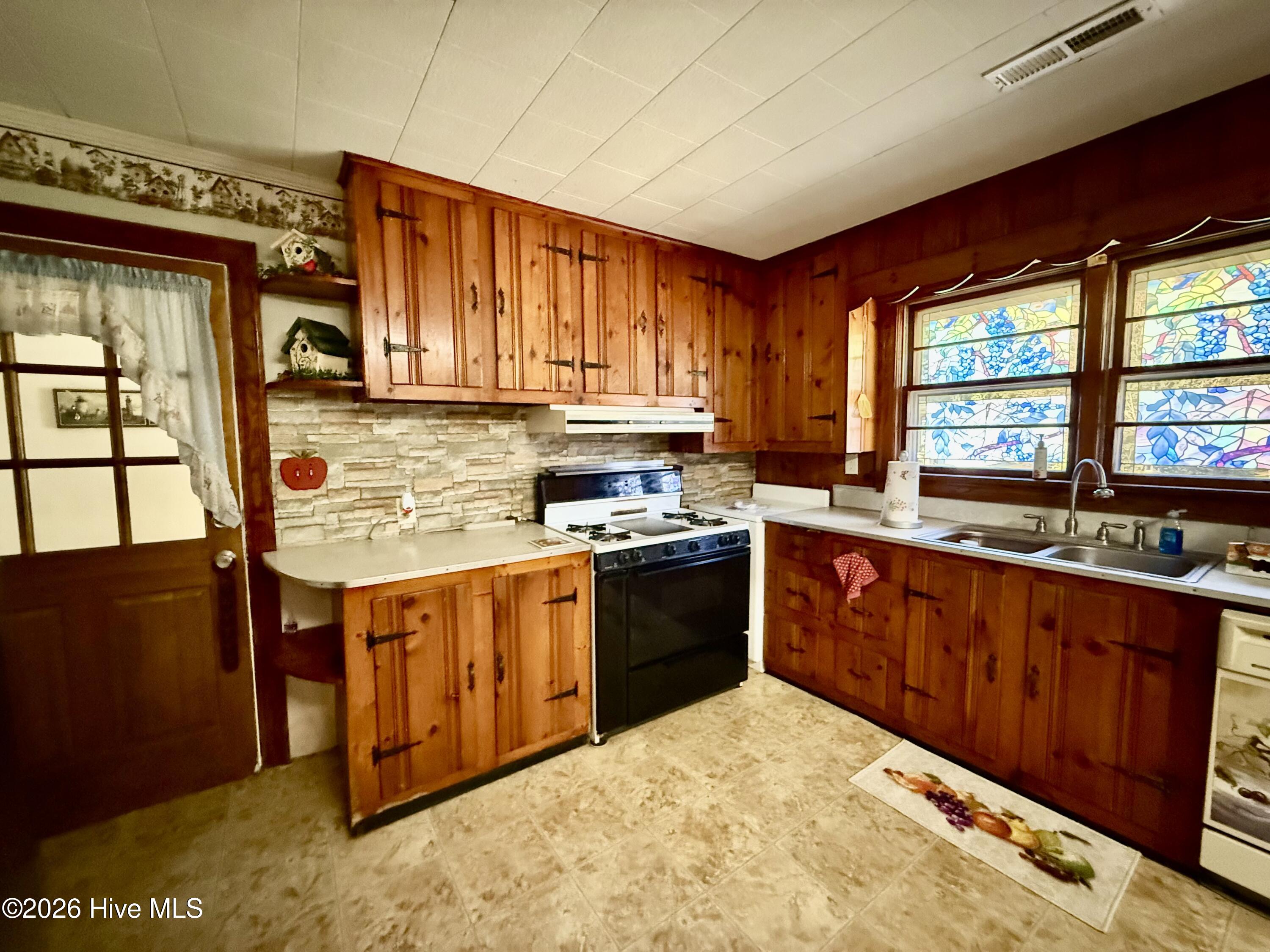 49 Oakmont Road Property Photo 9
