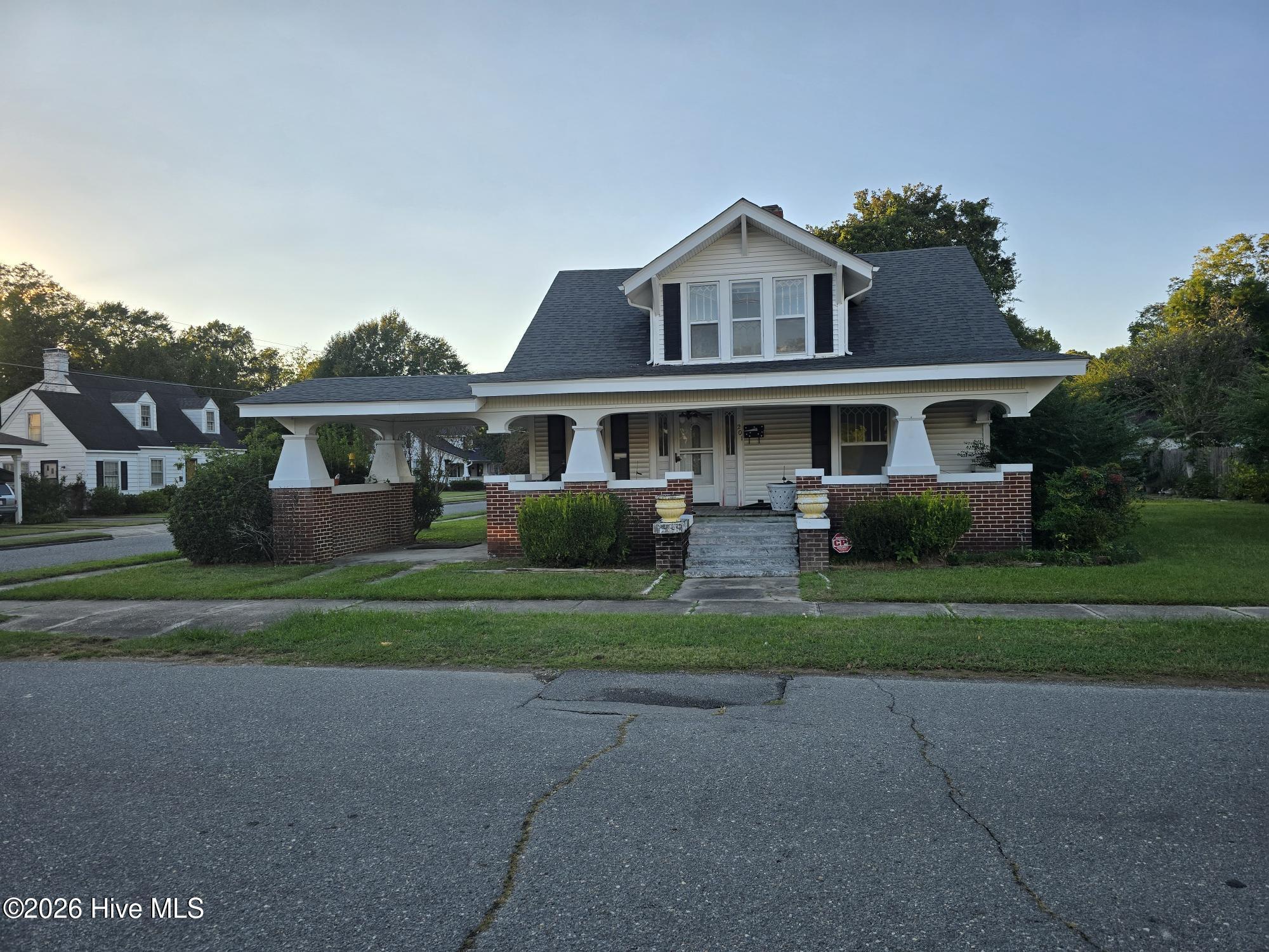 201 N Southerland Street Property Photo 1