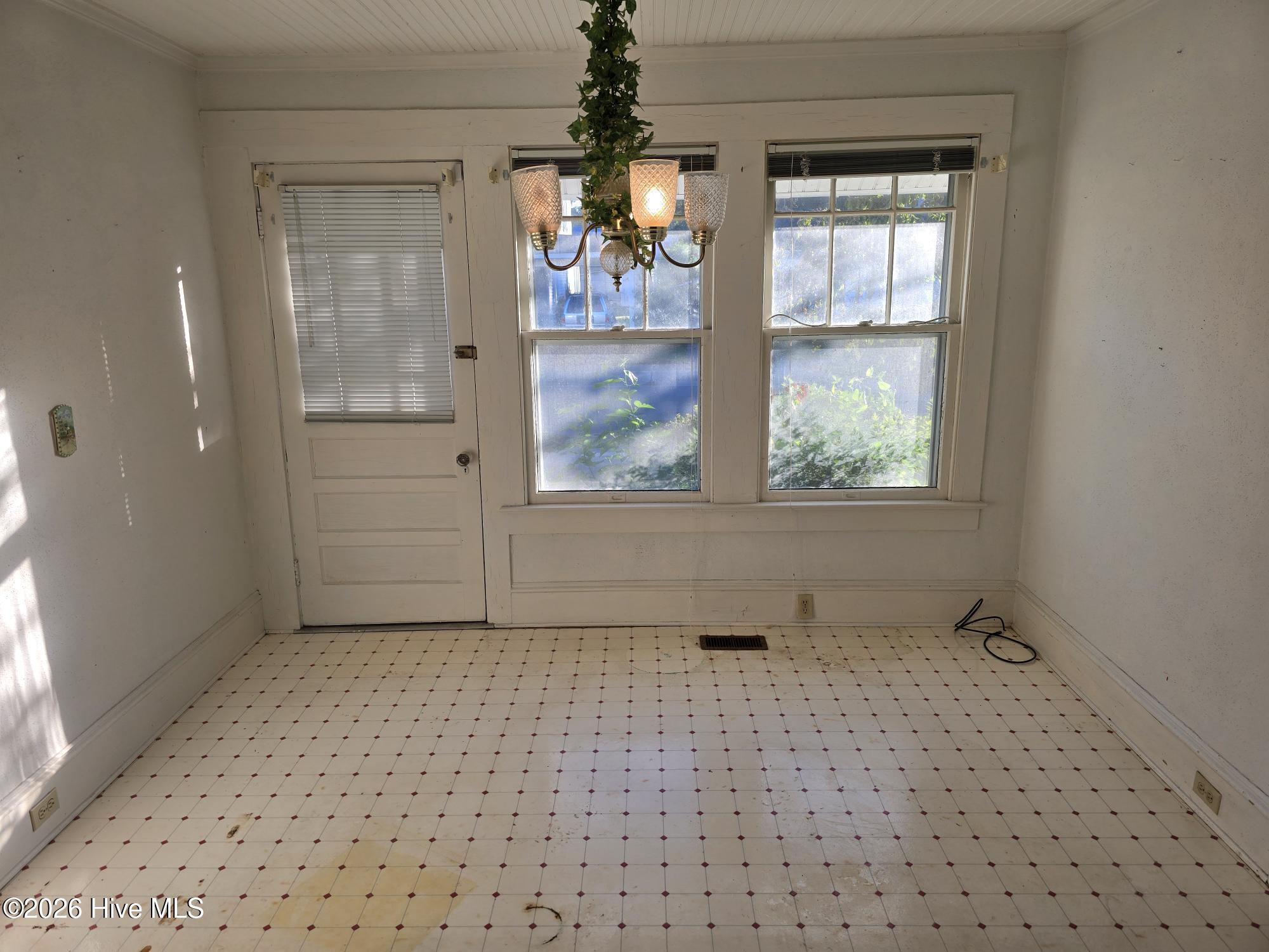 201 N Southerland Street Property Photo 6