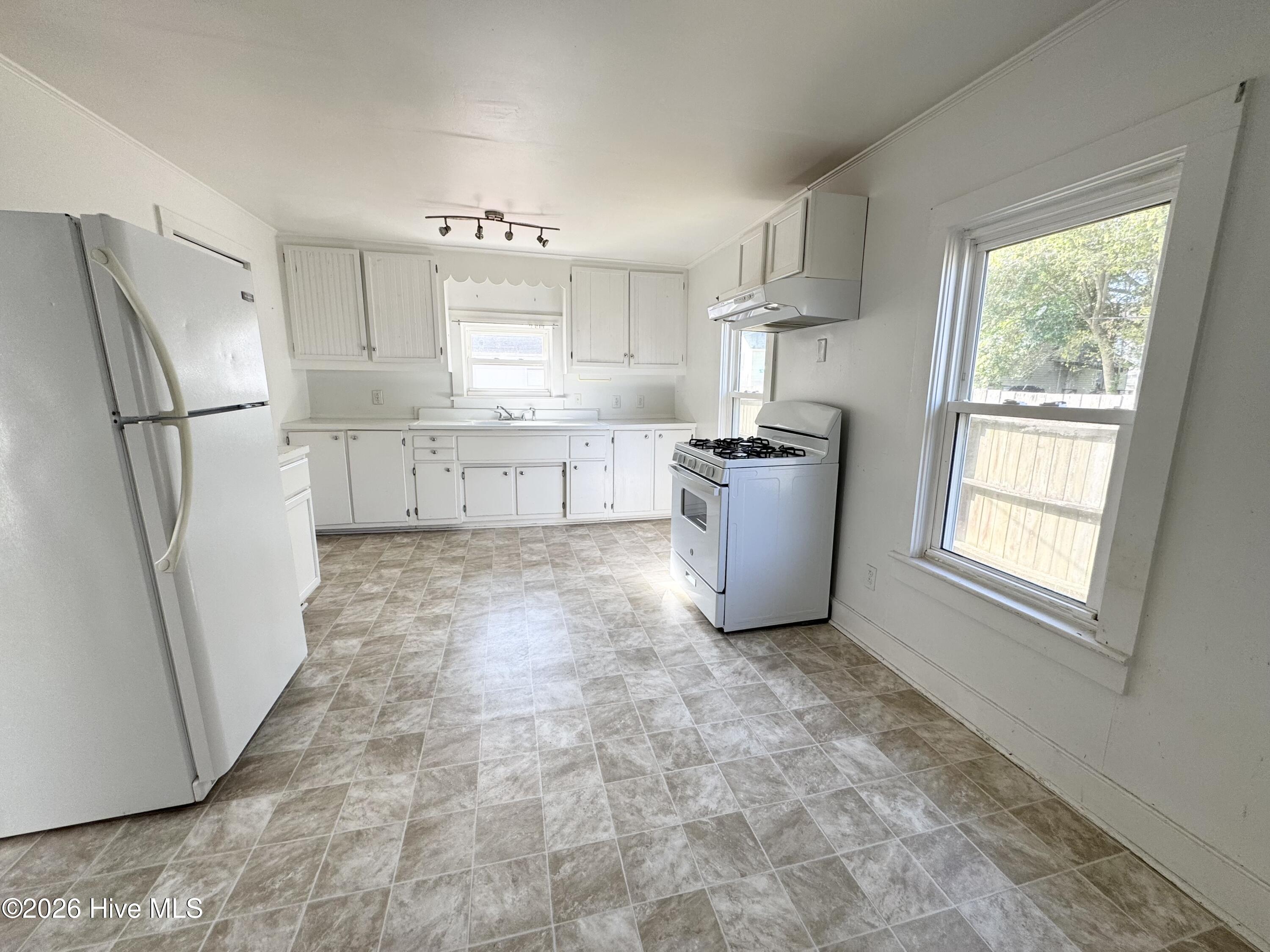 800 2nd Street Property Photo 3