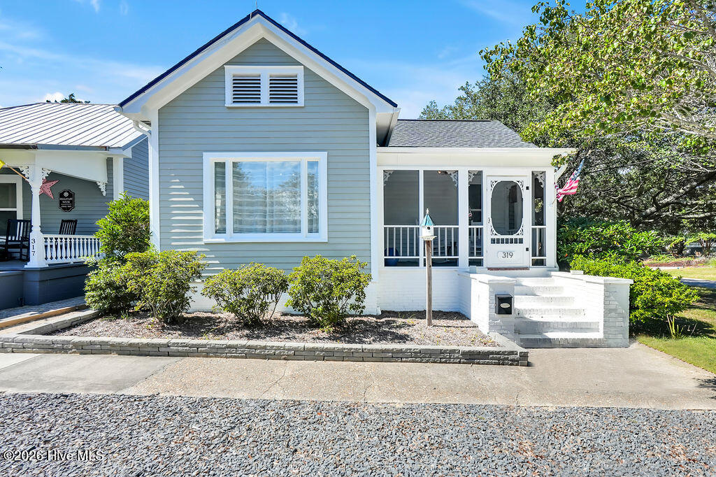 319 Clarendon Avenue Property Photo 1
