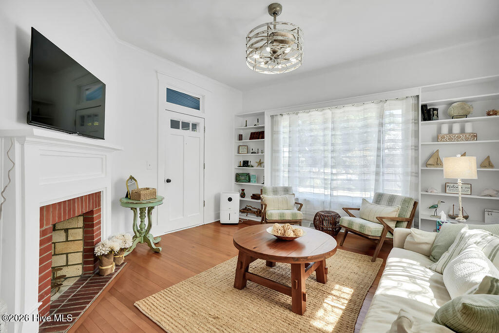 319 Clarendon Avenue Property Photo 8