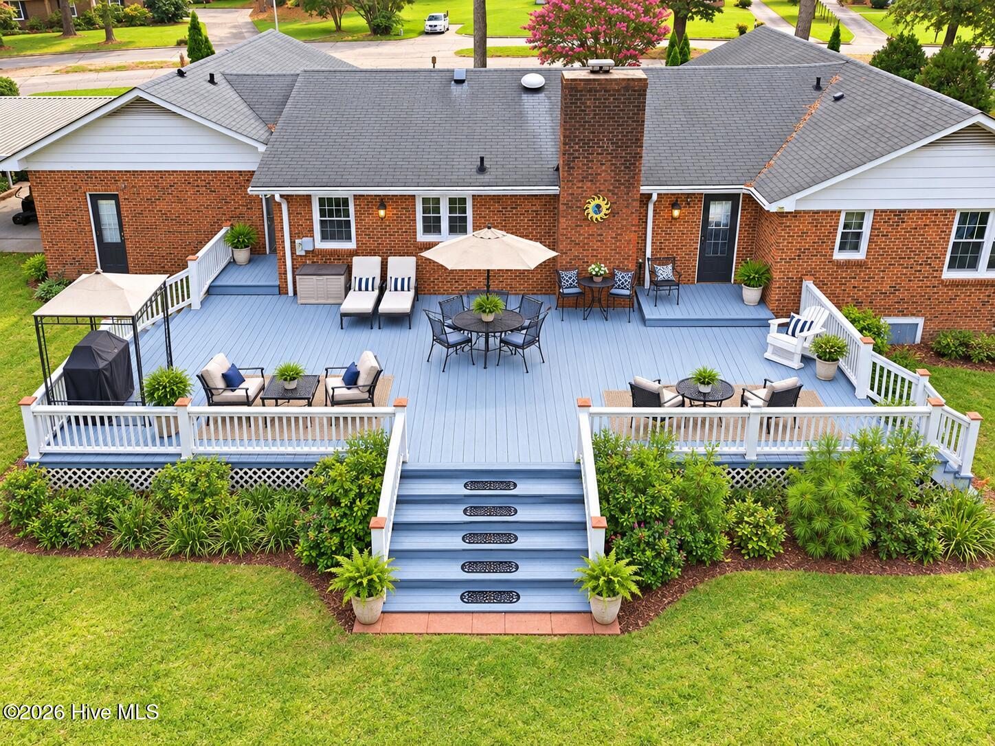 105 Brentwood Drive N Property Photo 2