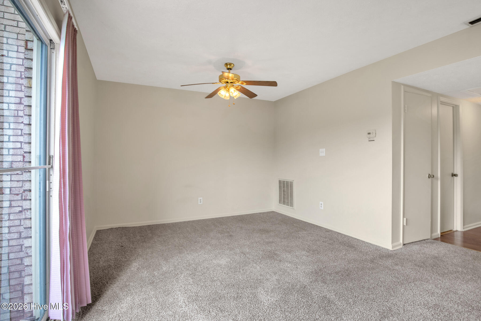 401 Kirkcaldy Court Property Photo 8