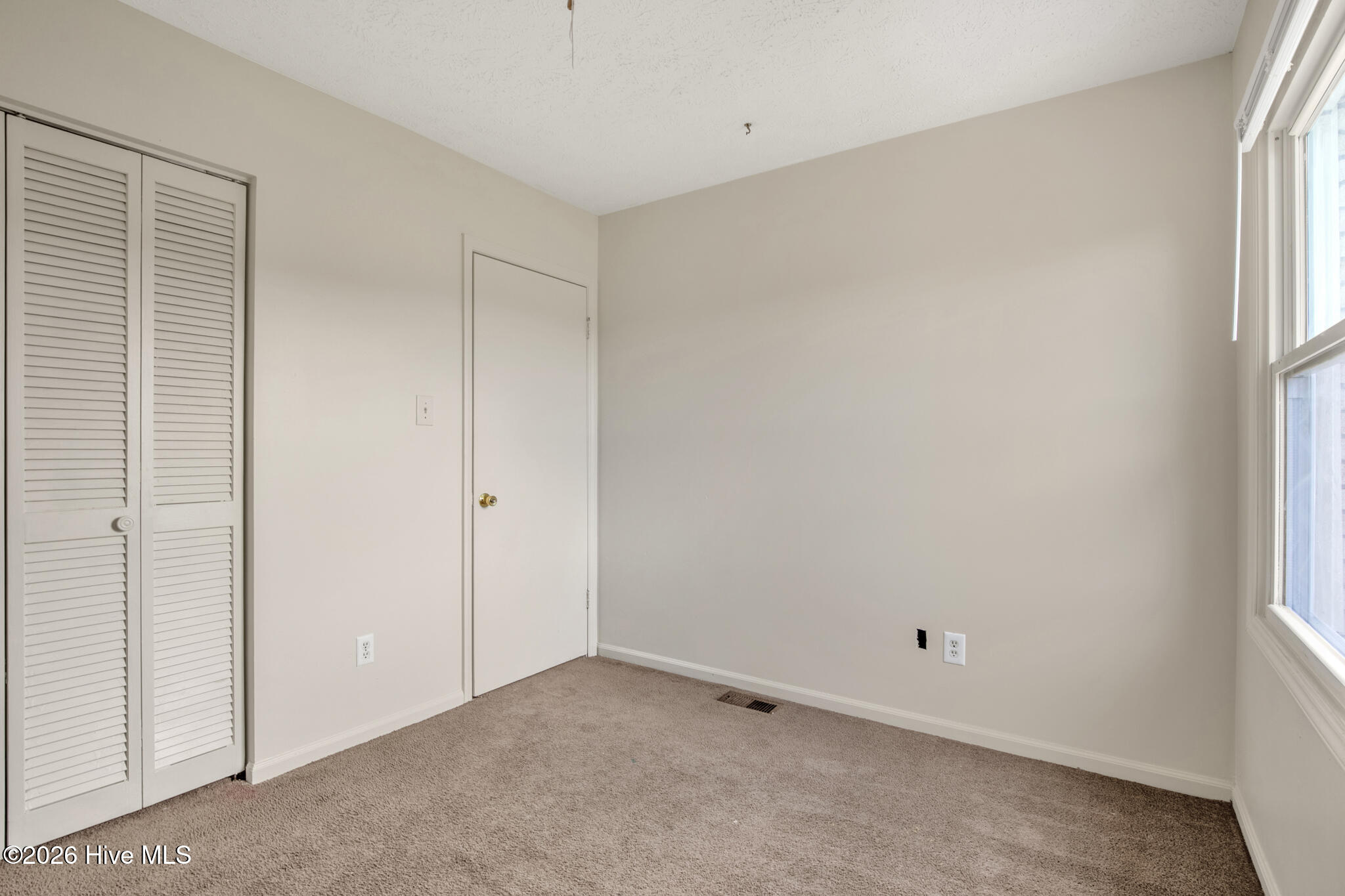 401 Kirkcaldy Court Property Photo 18