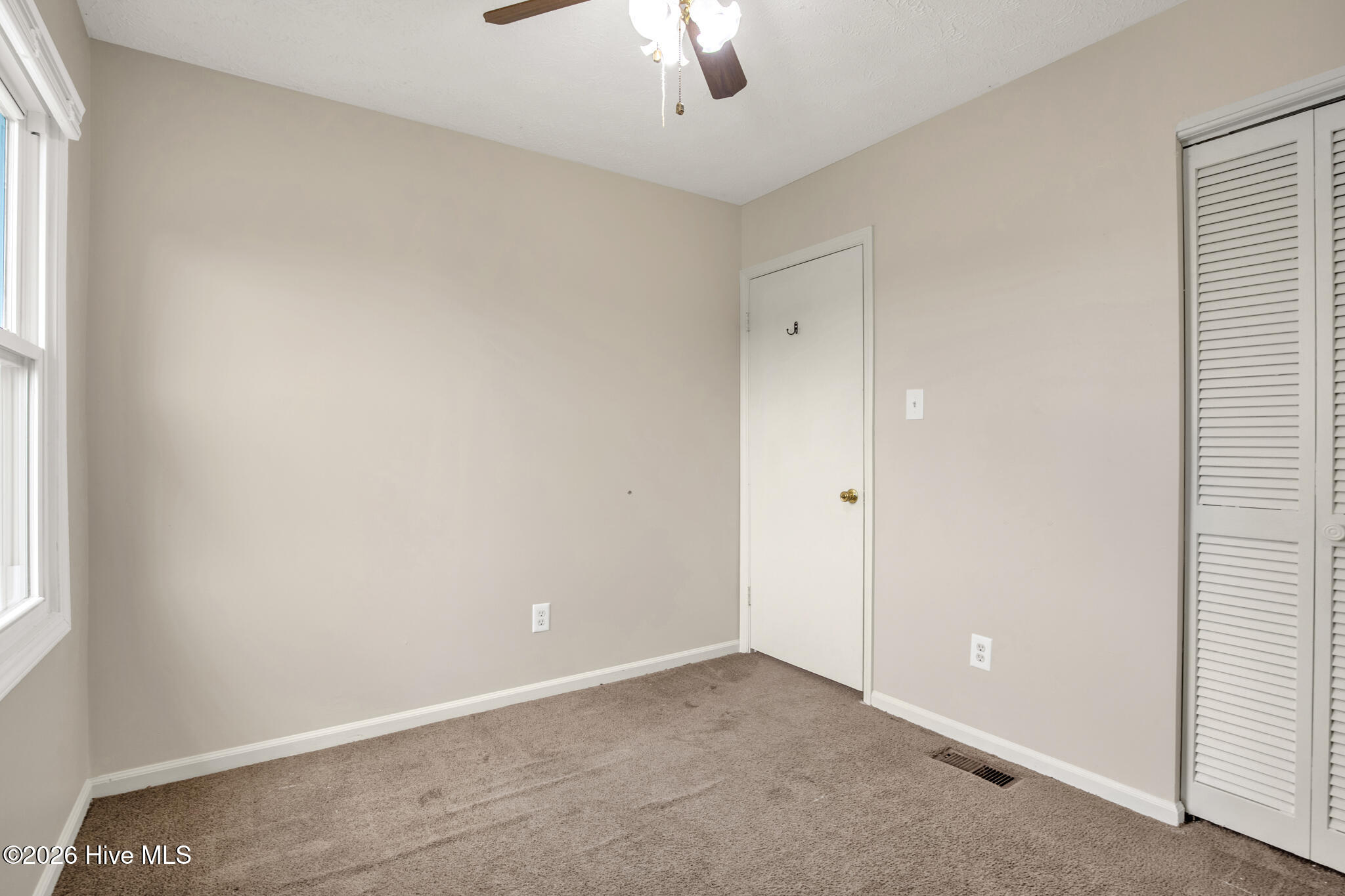401 Kirkcaldy Court Property Photo 20