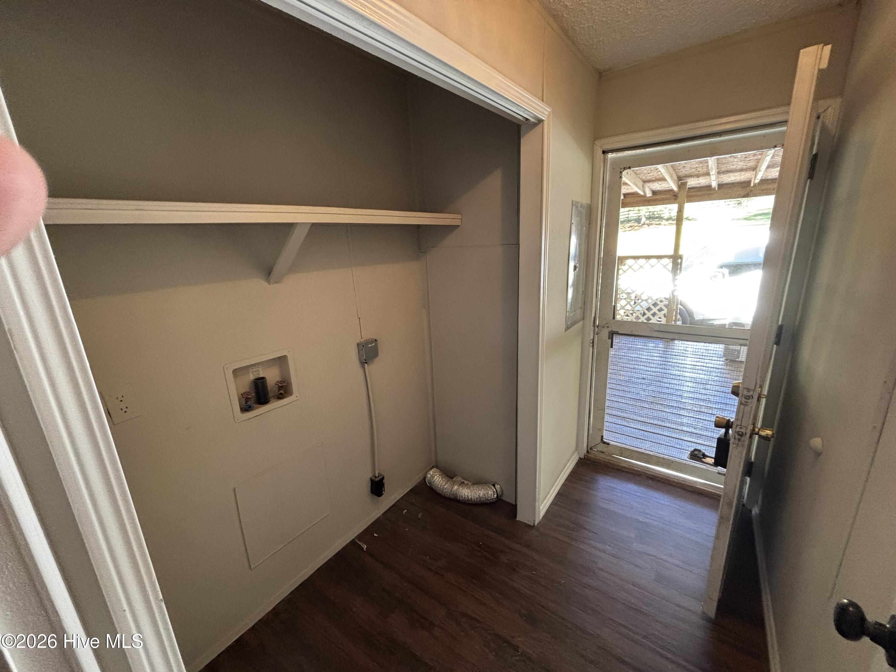 1640 Oakwood Road B Property Photo 2