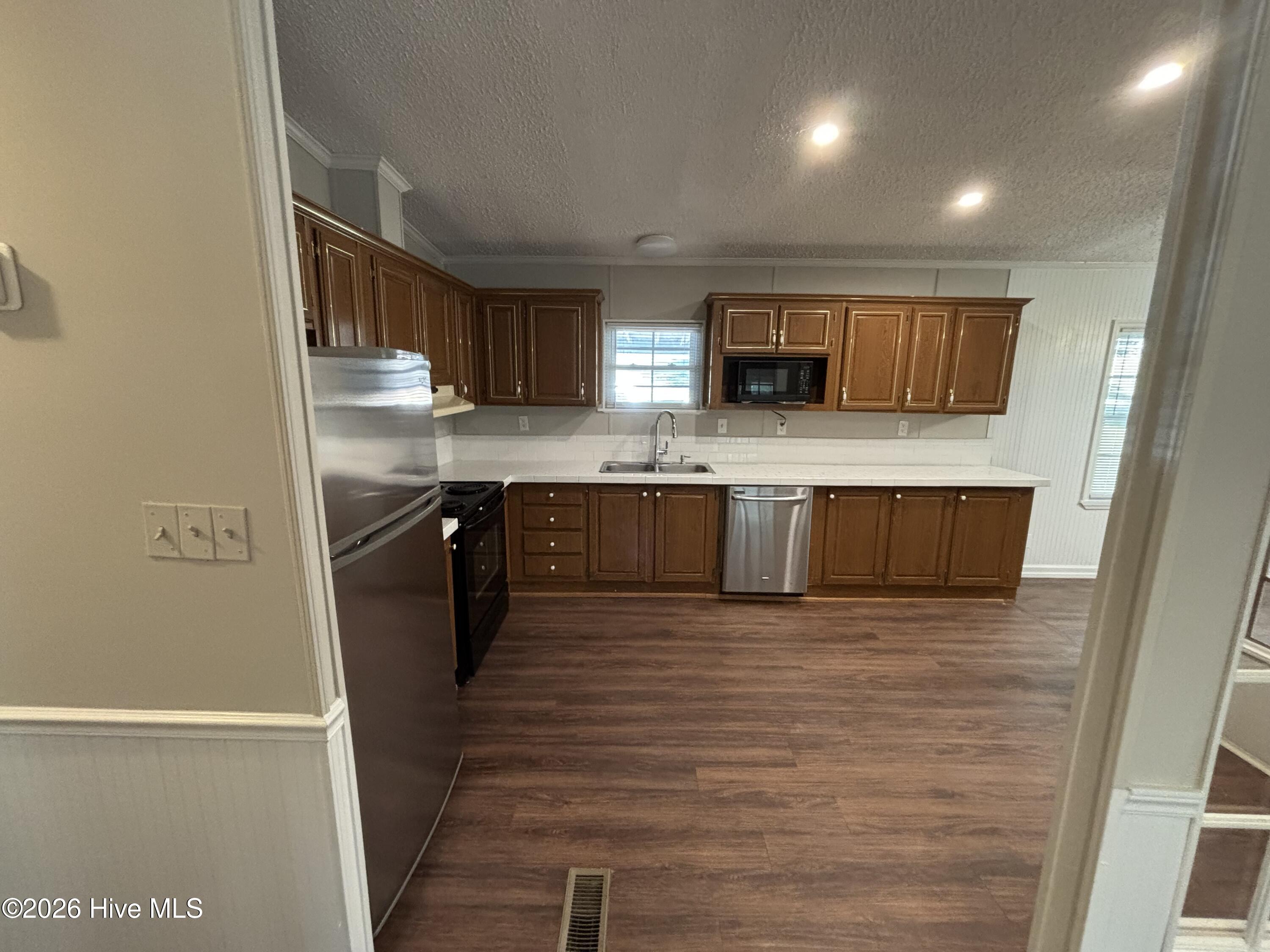 1640 Oakwood Road B Property Photo 3