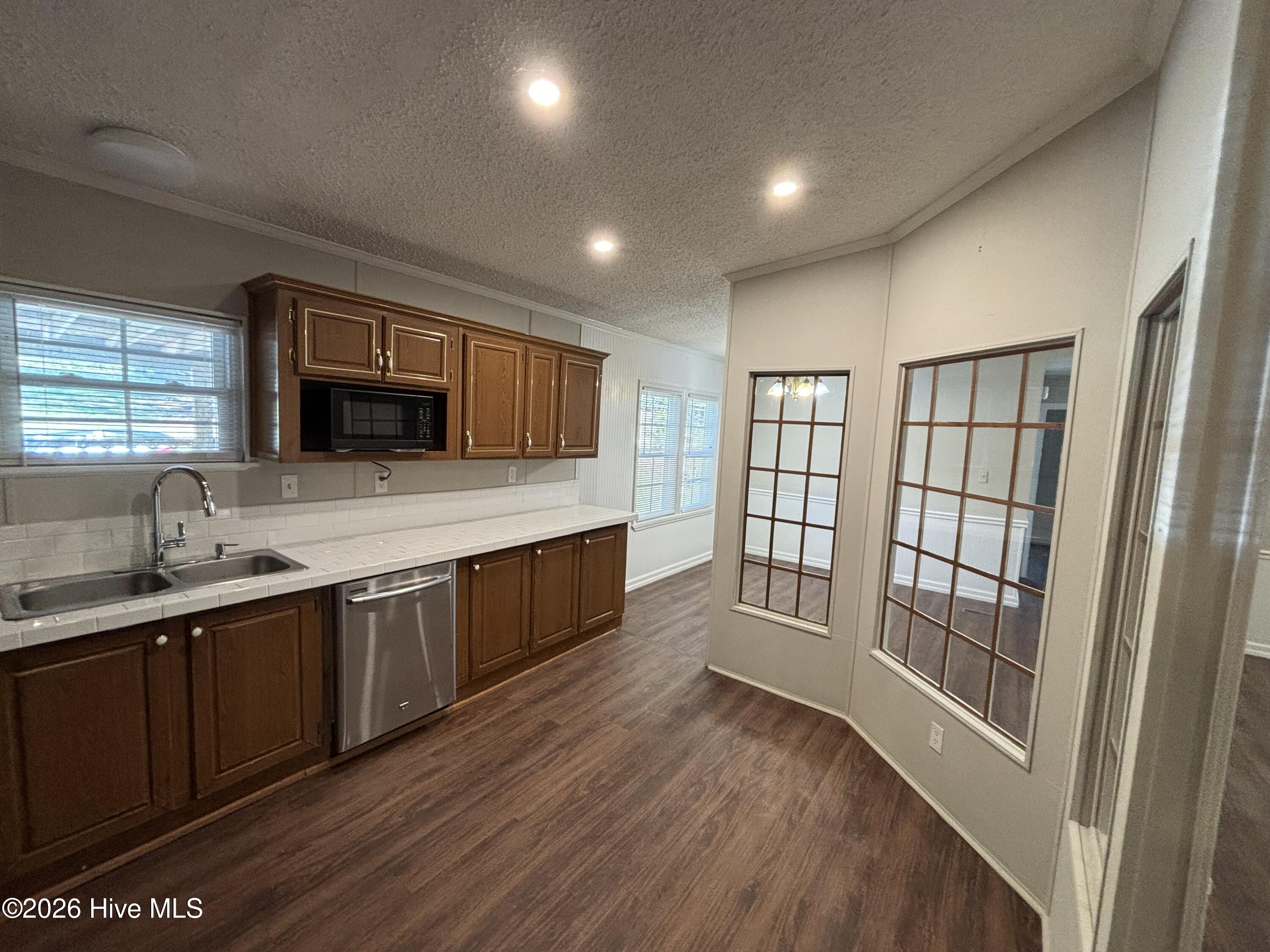 1640 Oakwood Road B Property Photo 4