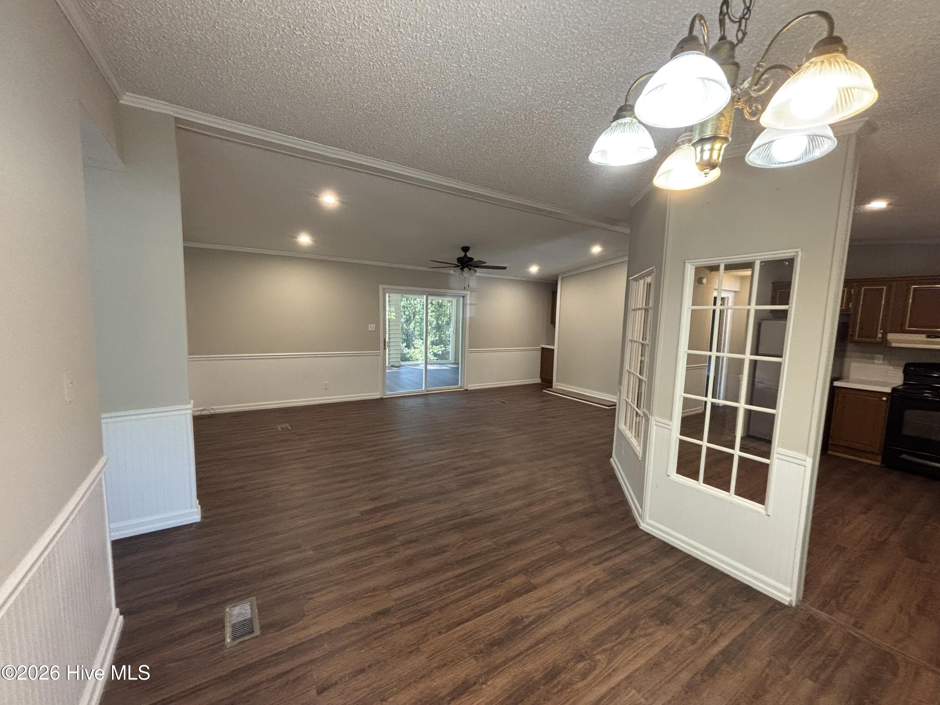 1640 Oakwood Road B Property Photo 5