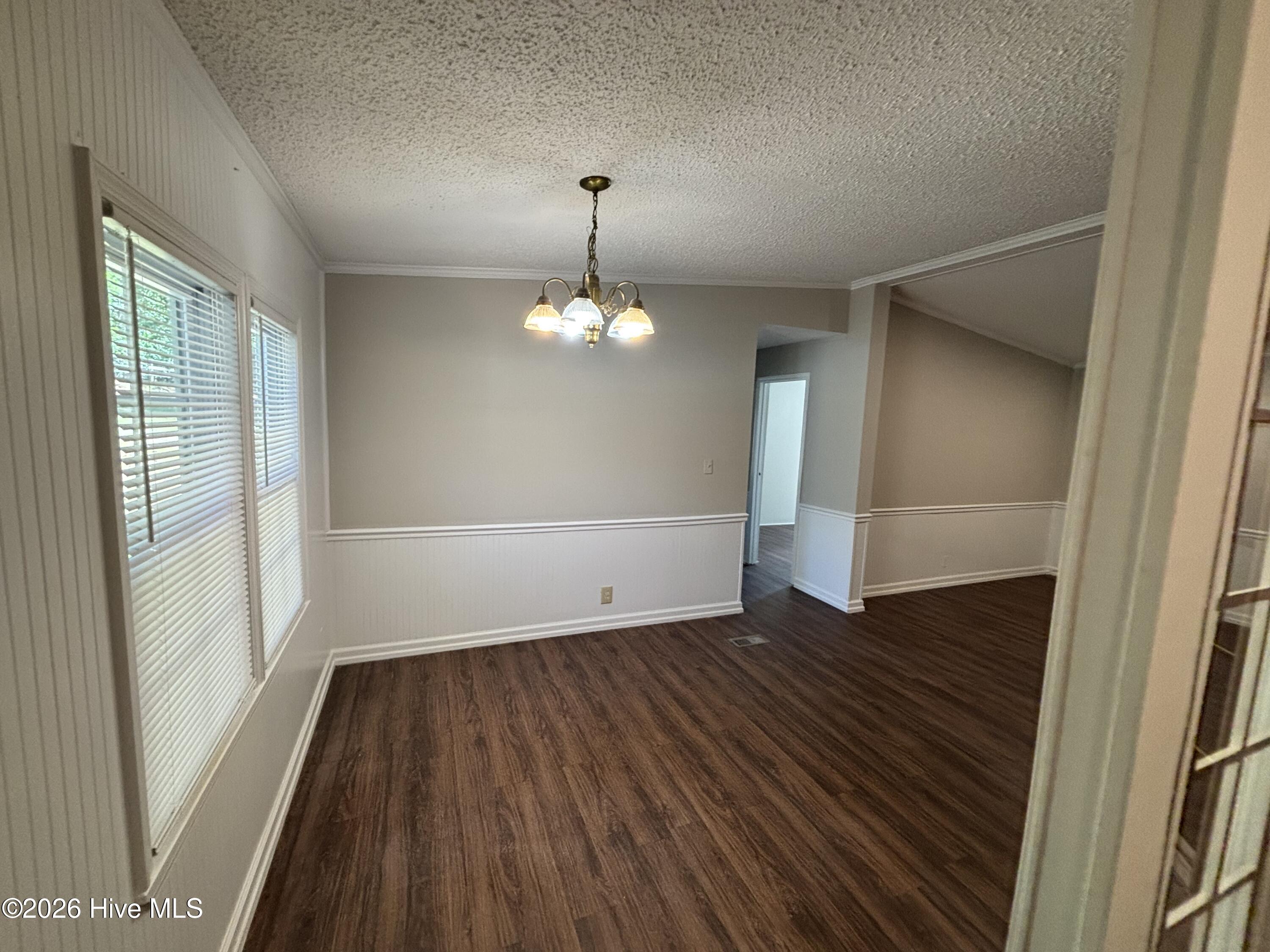 1640 Oakwood Road B Property Photo 6
