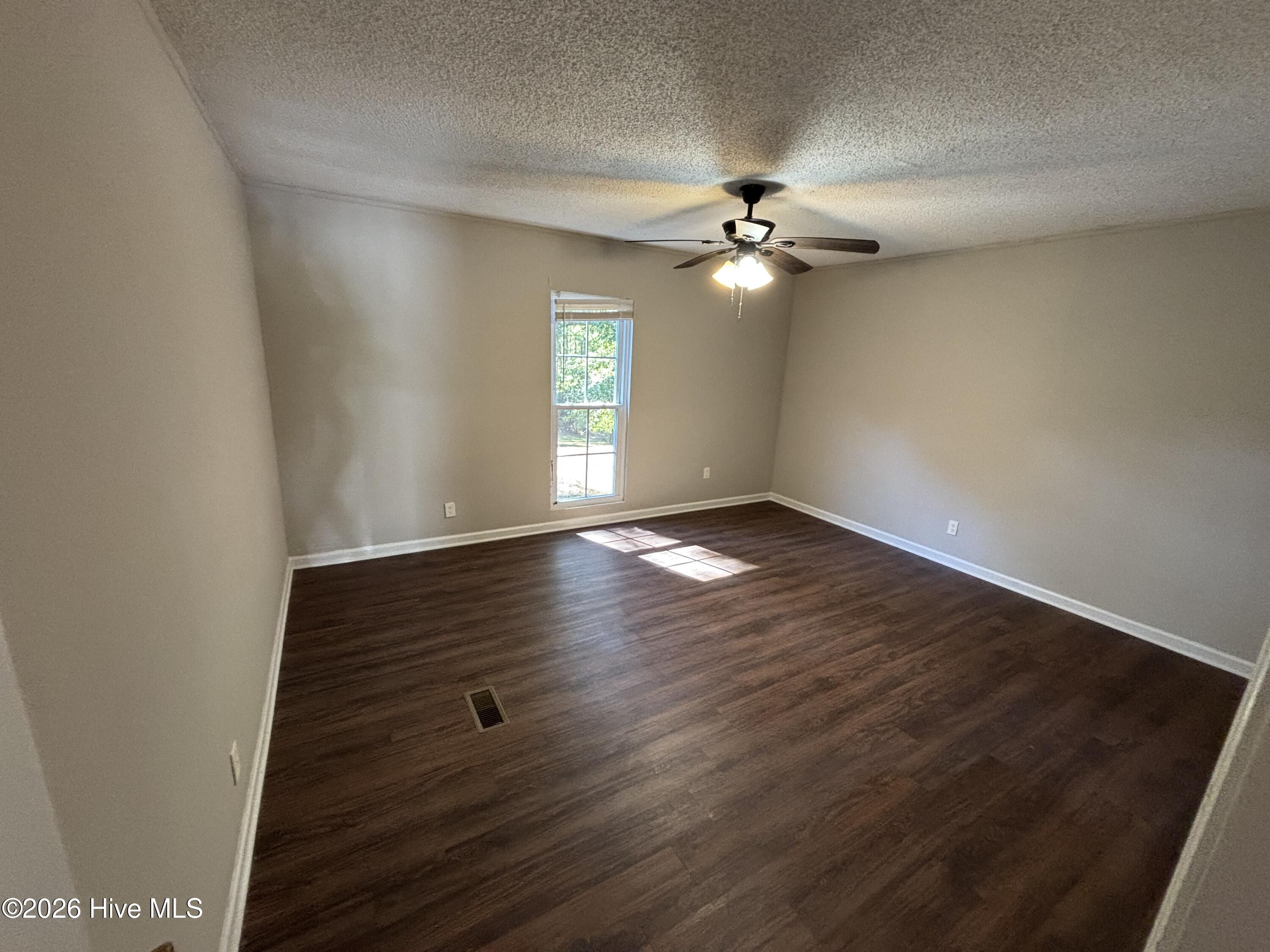 1640 Oakwood Road B Property Photo 7