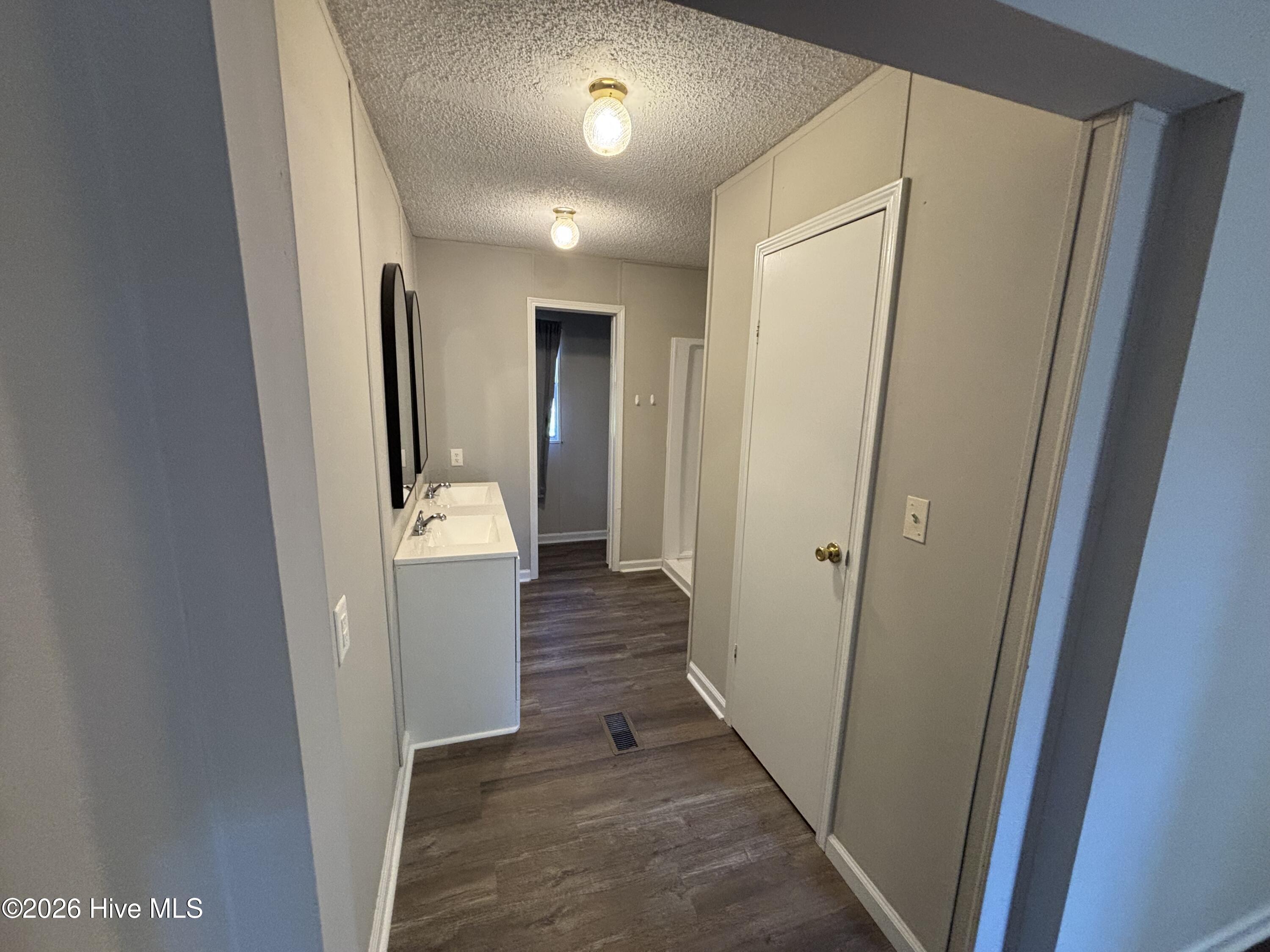 1640 Oakwood Road B Property Photo 8
