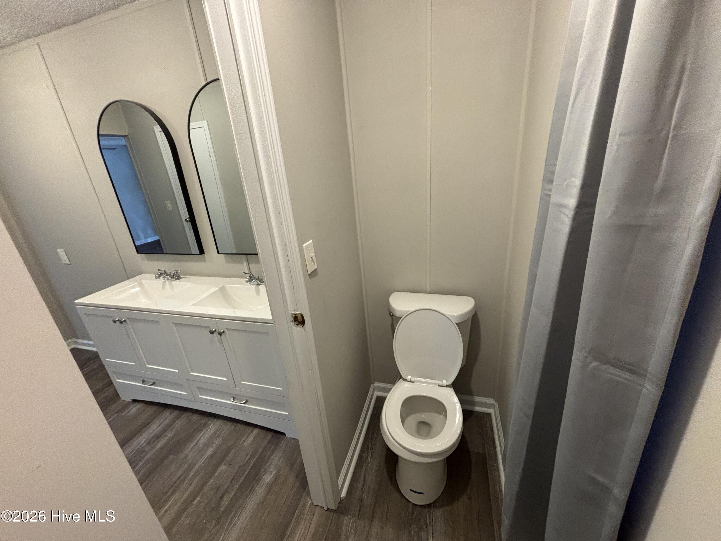 1640 Oakwood Road B Property Photo 9