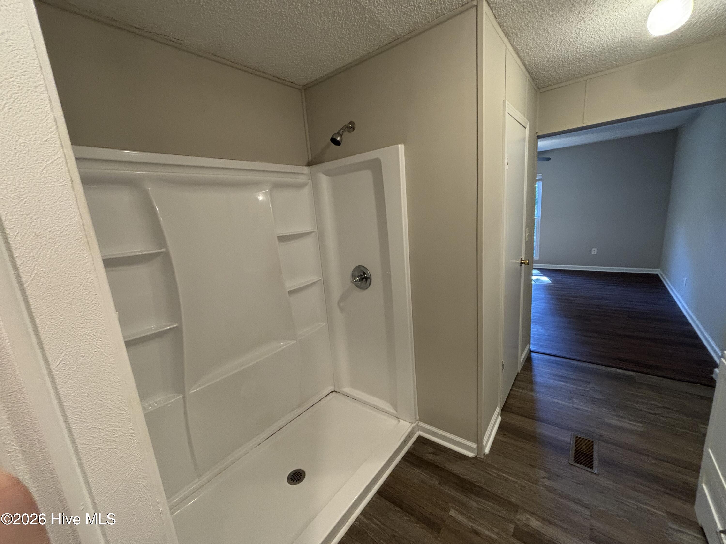 1640 Oakwood Road B Property Photo 10