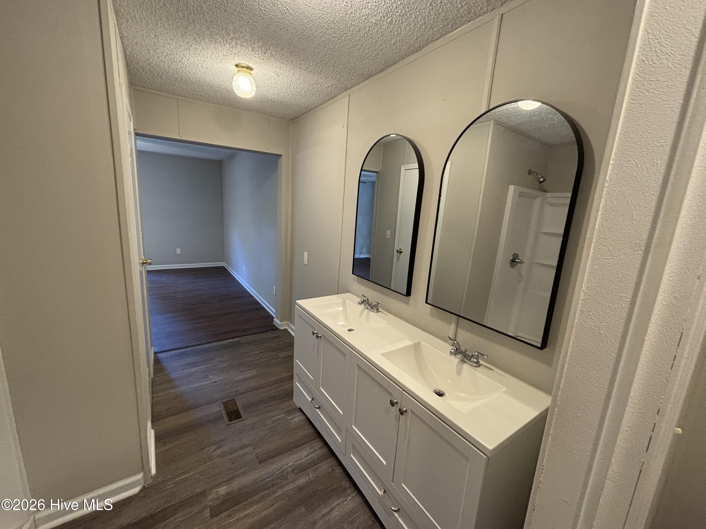 1640 Oakwood Road B Property Photo 11