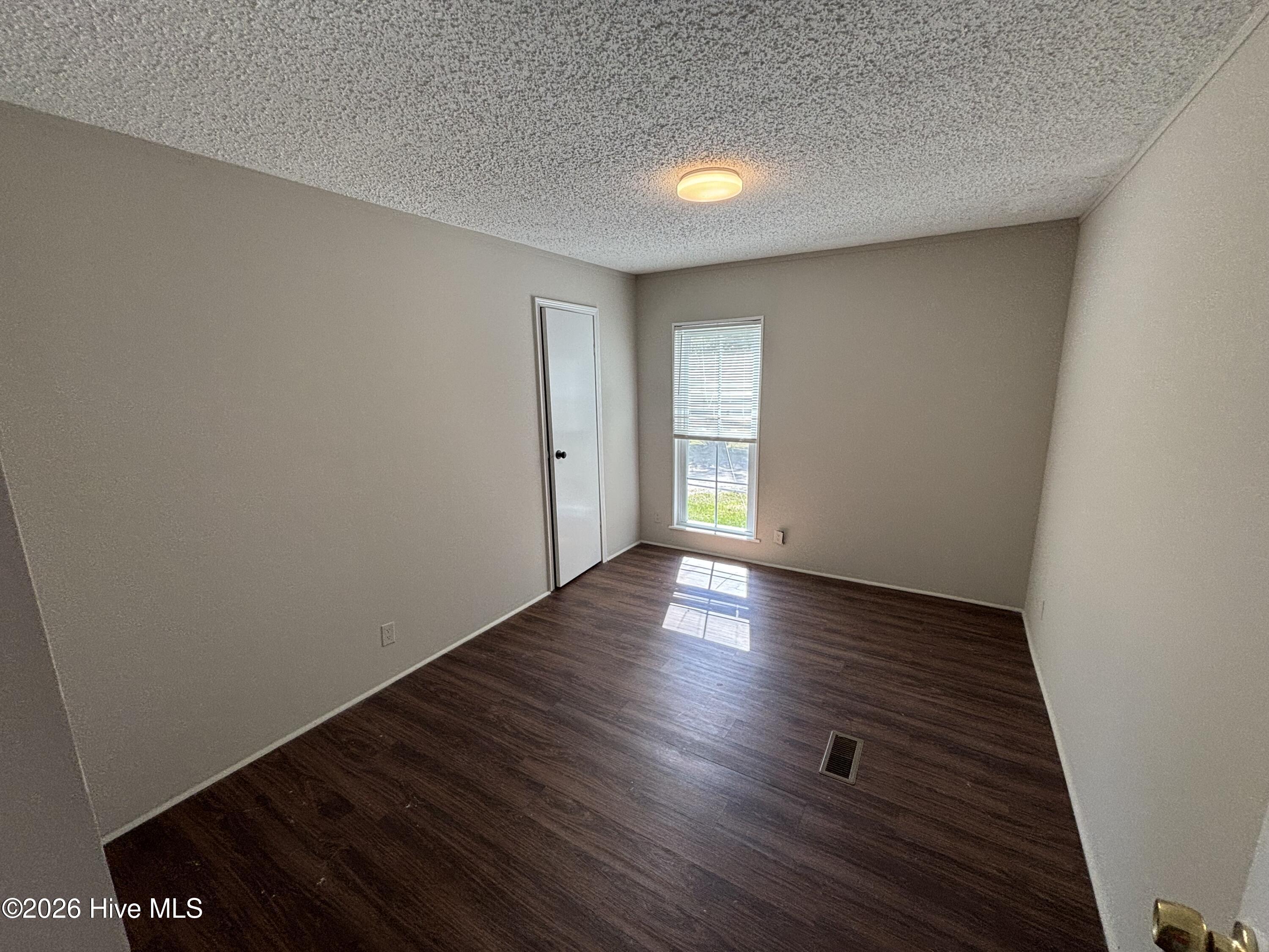 1640 Oakwood Road B Property Photo 12