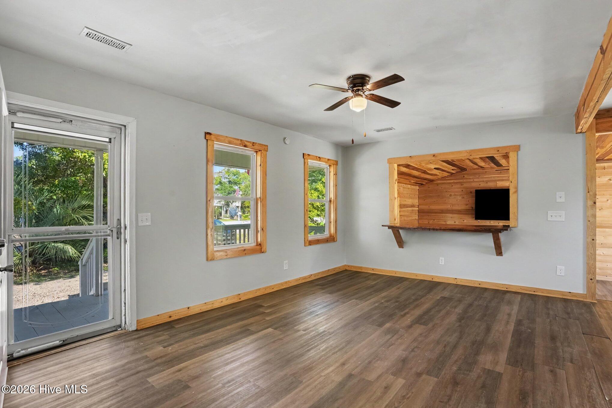 124 N Middleton Avenue Property Photo 8
