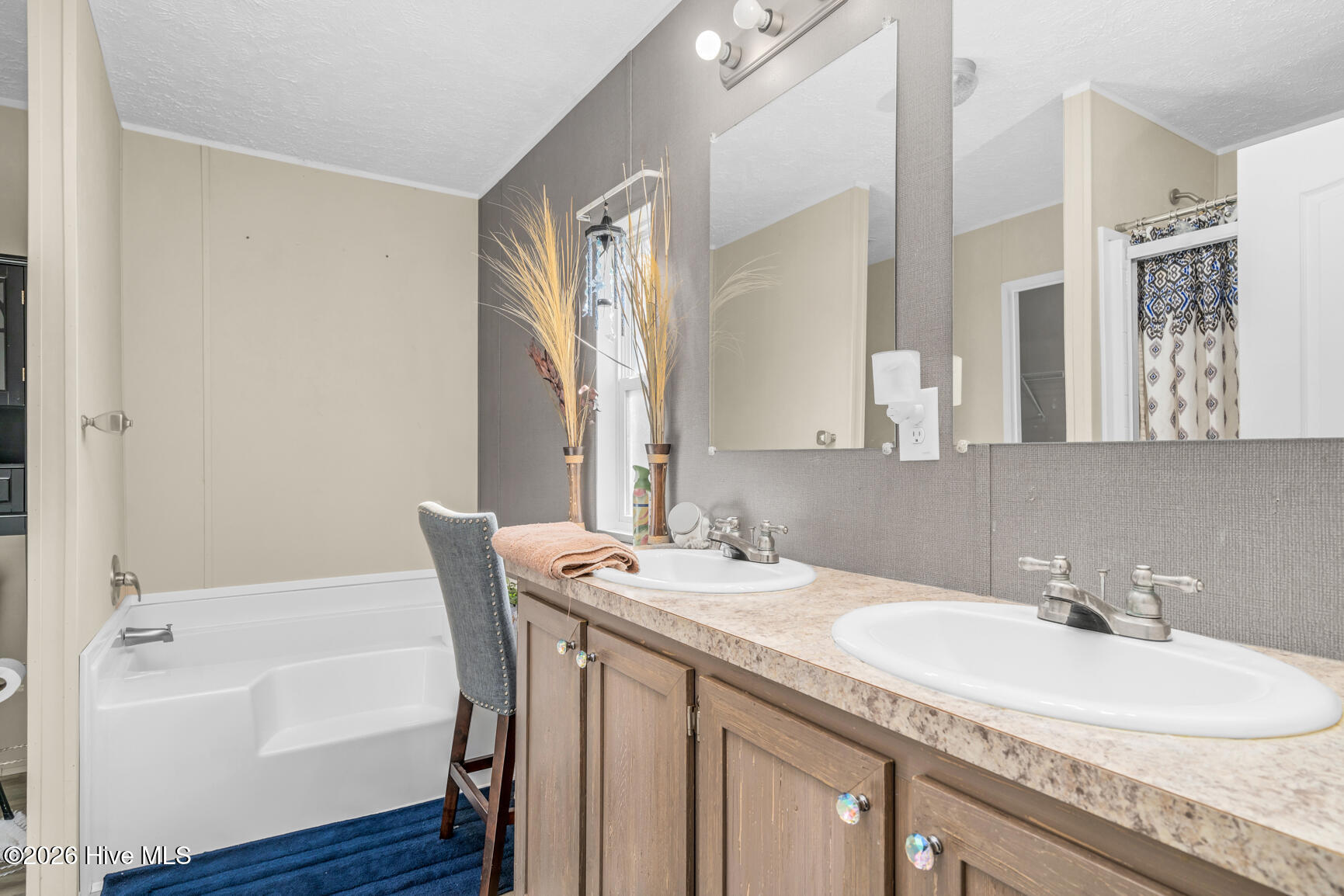 6985 Stokes Road Property Photo 13