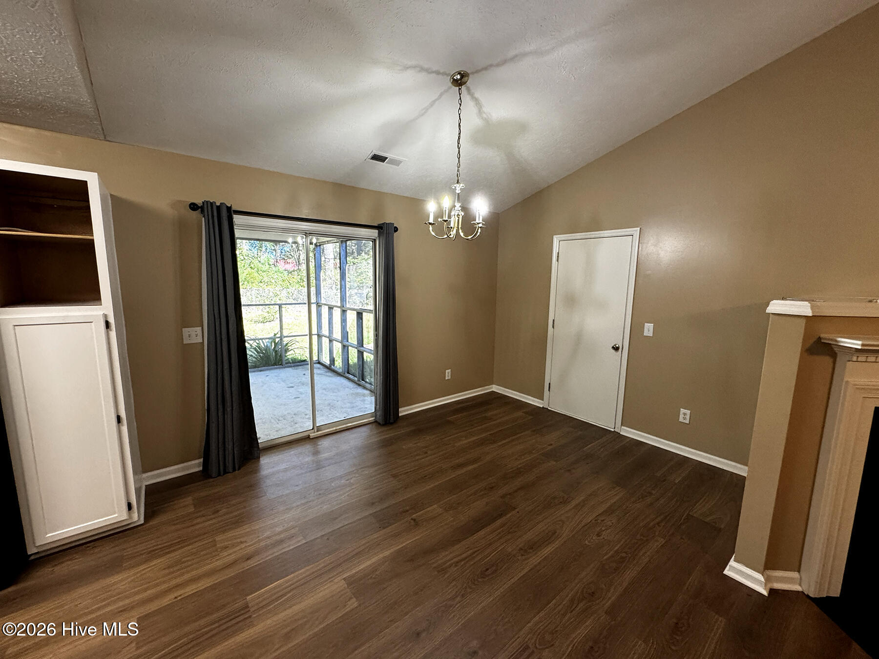 304 Northwoods Court Se Property Photo 4