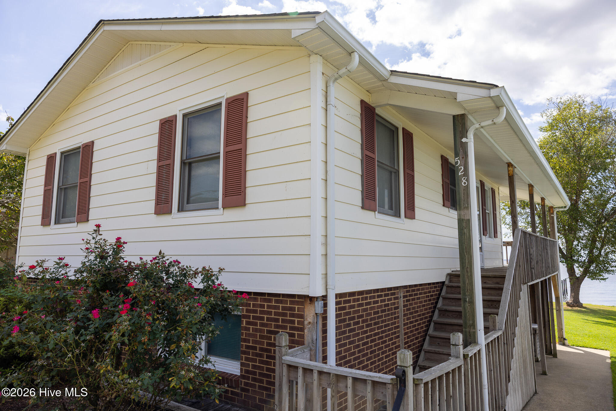 528 Surfside Drive Property Photo 2