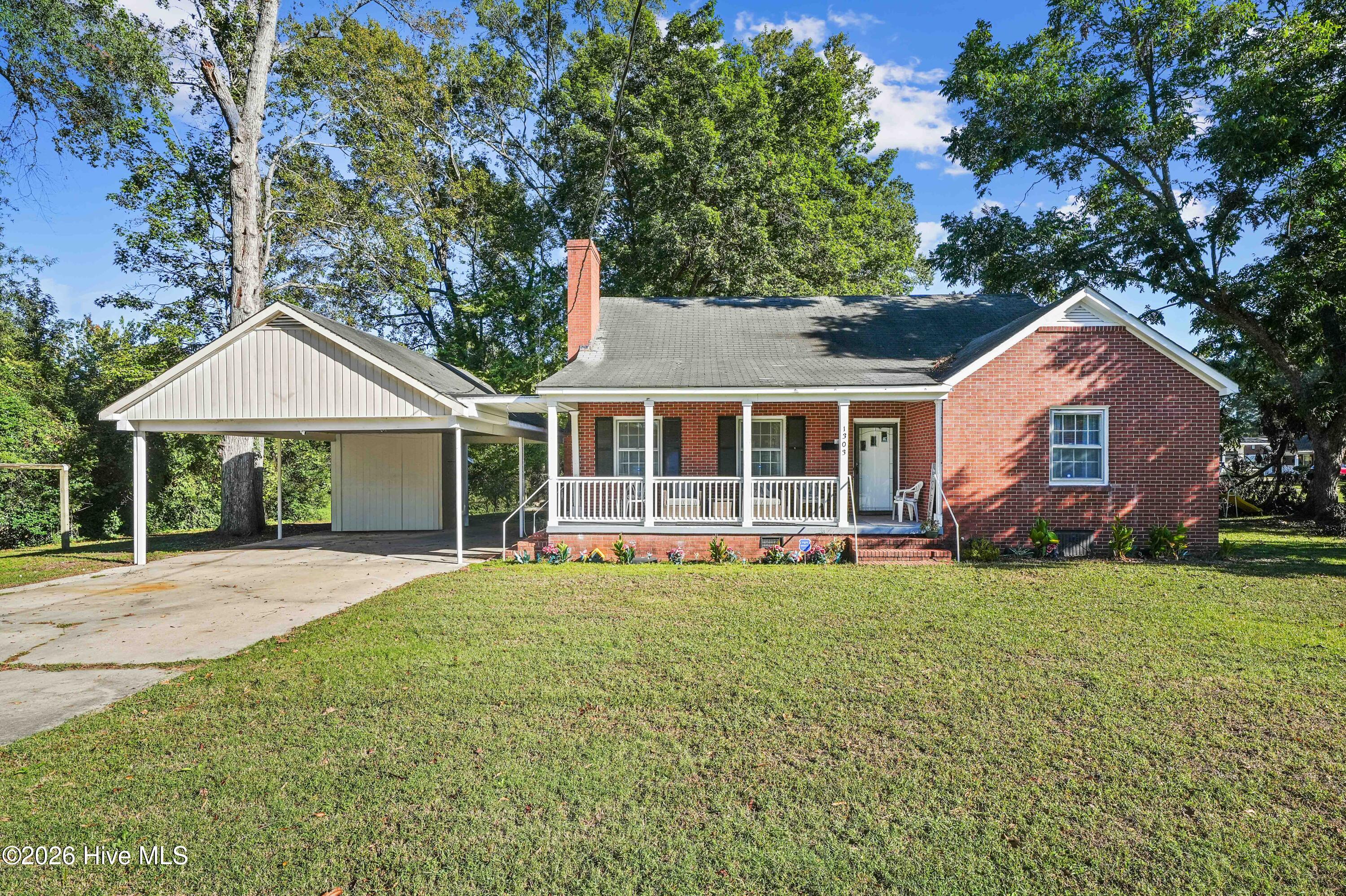 1303 W Washington Avenue Property Photo 1