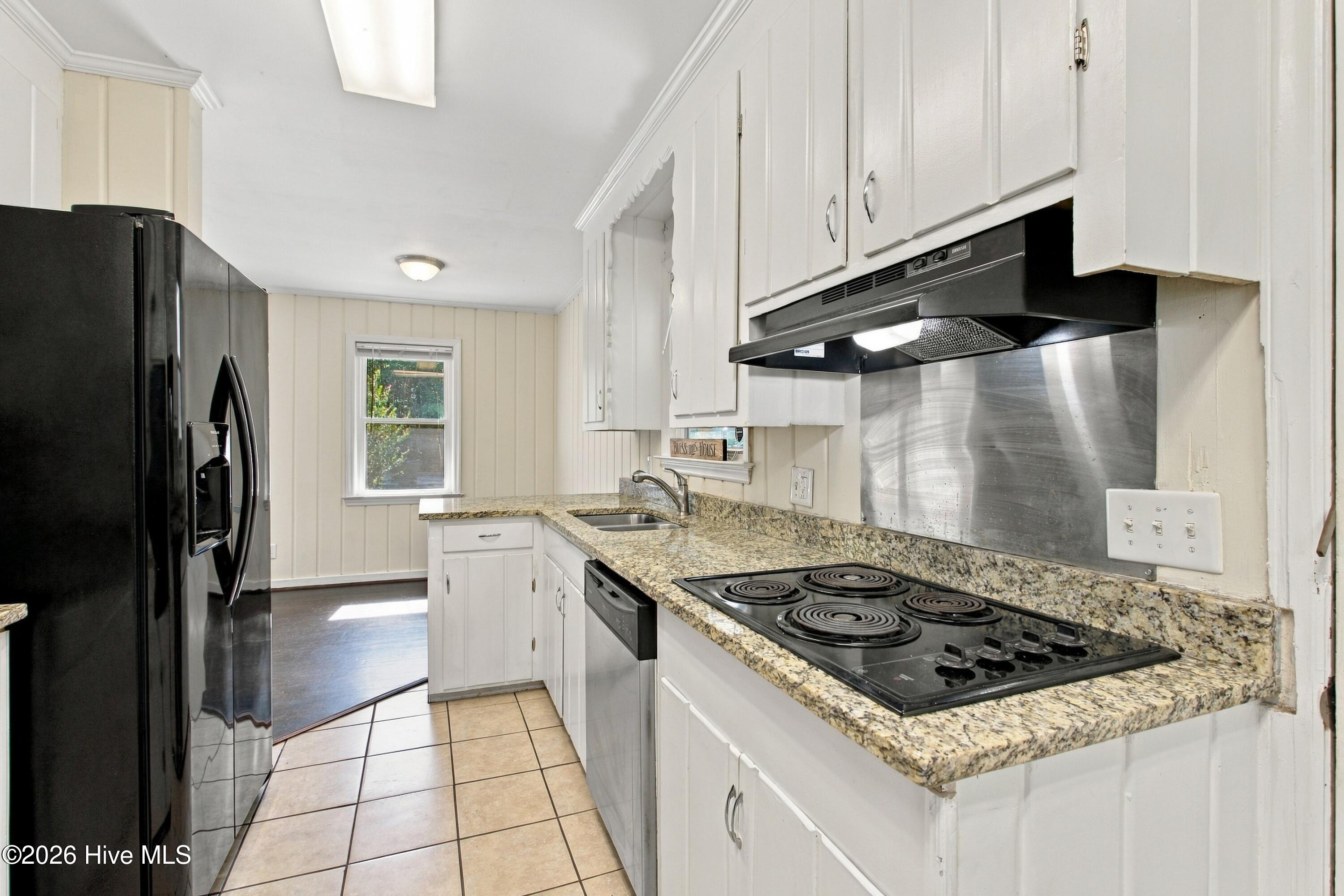 825 Greenlawn Drive Property Photo 4