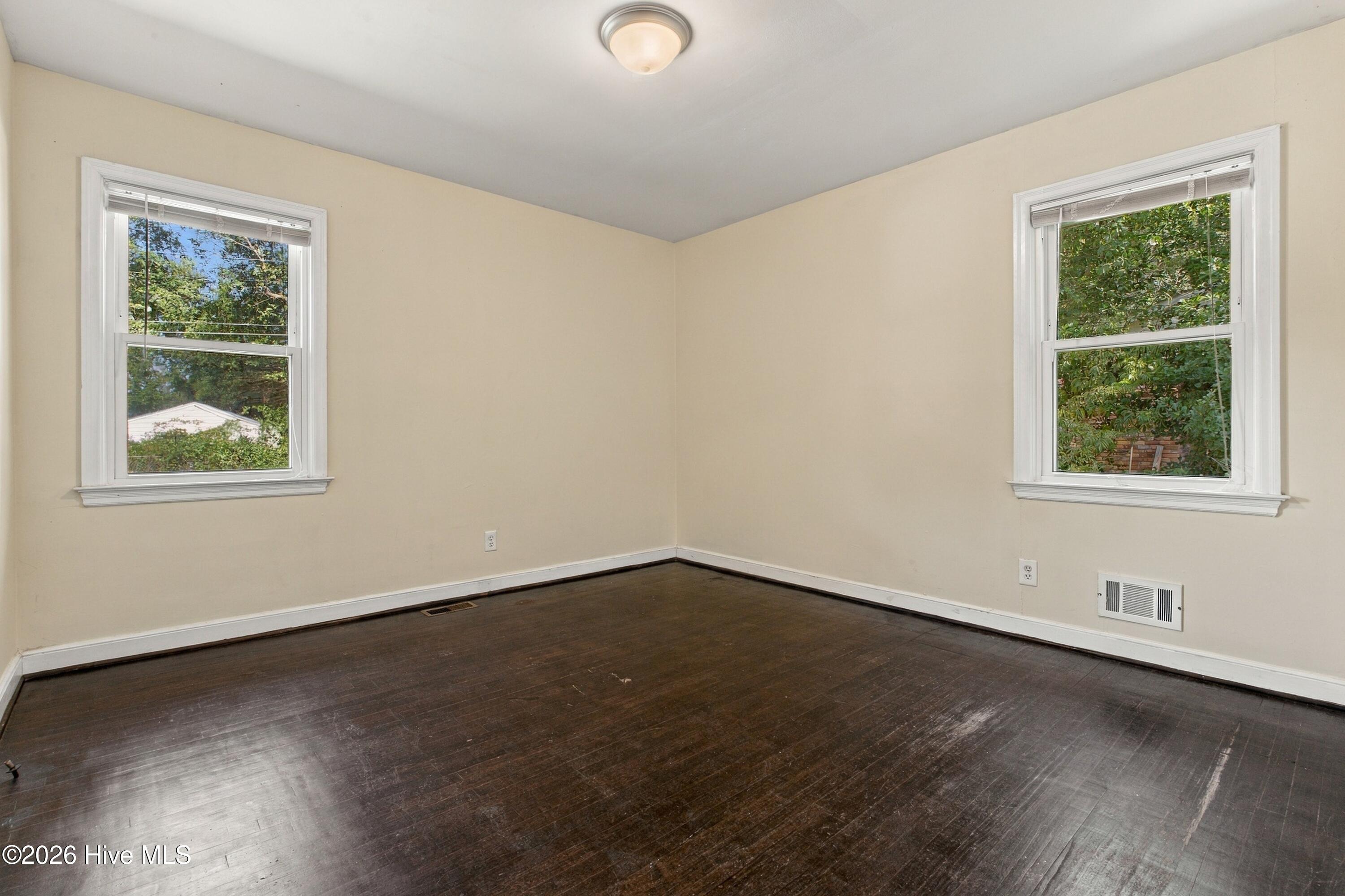 825 Greenlawn Drive Property Photo 8