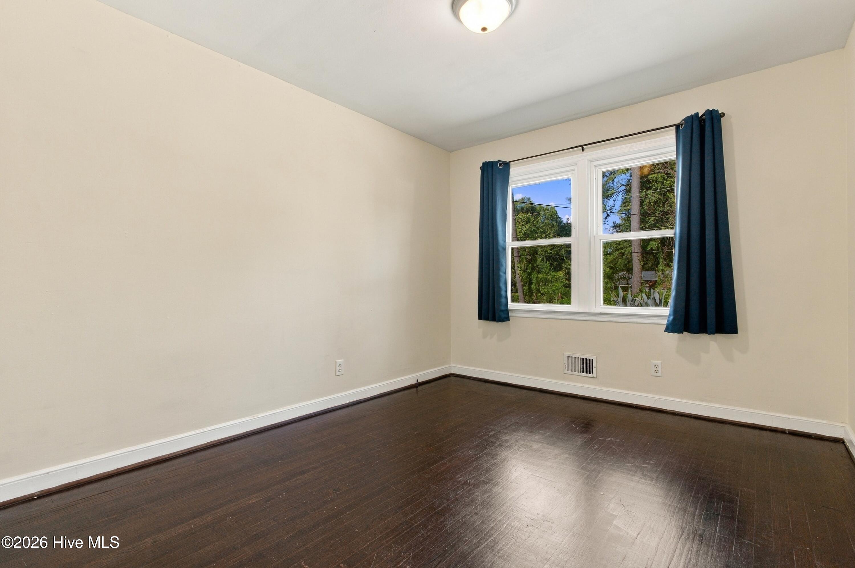 825 Greenlawn Drive Property Photo 9
