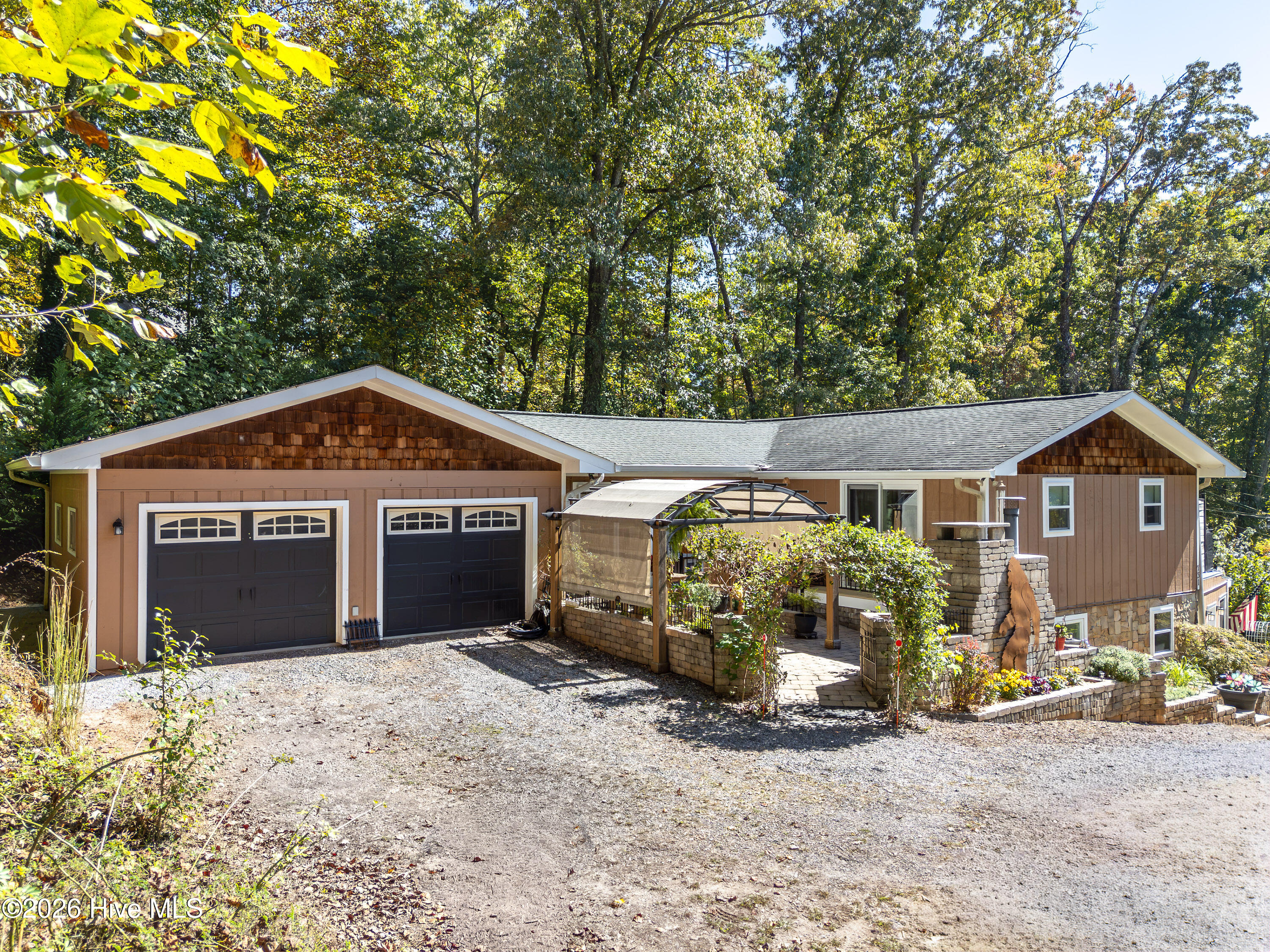 731 Walker Point Road Property Photo 1