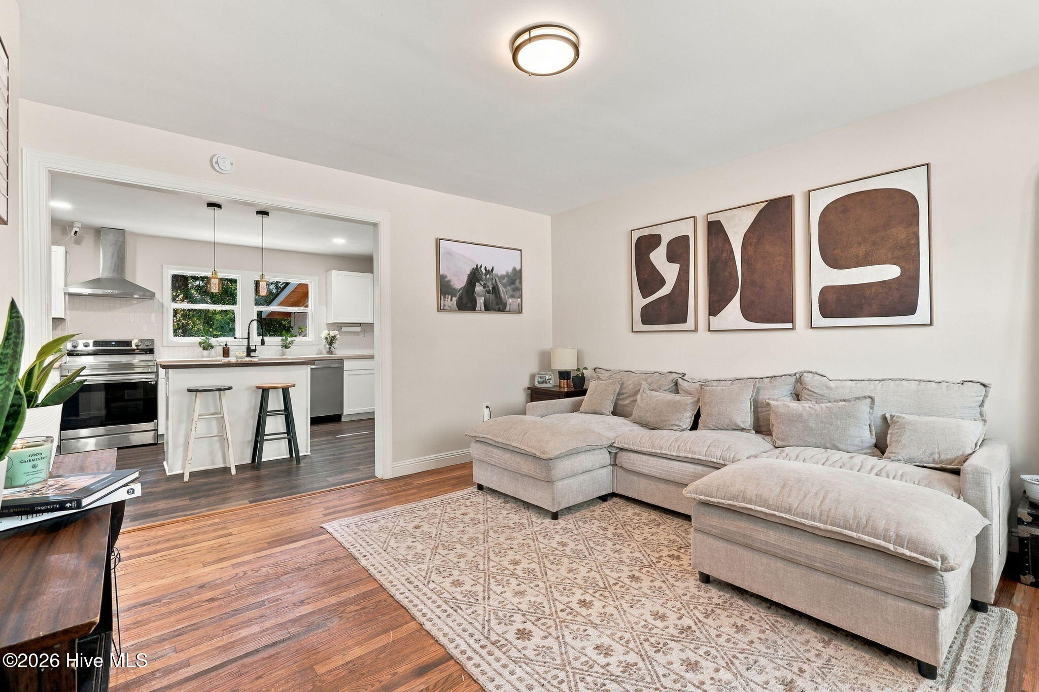 6129 Louise Street Property Photo 4