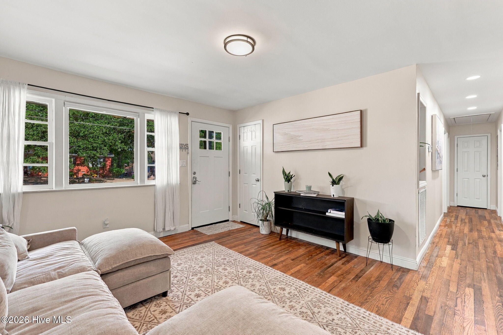 6129 Louise Street Property Photo 7