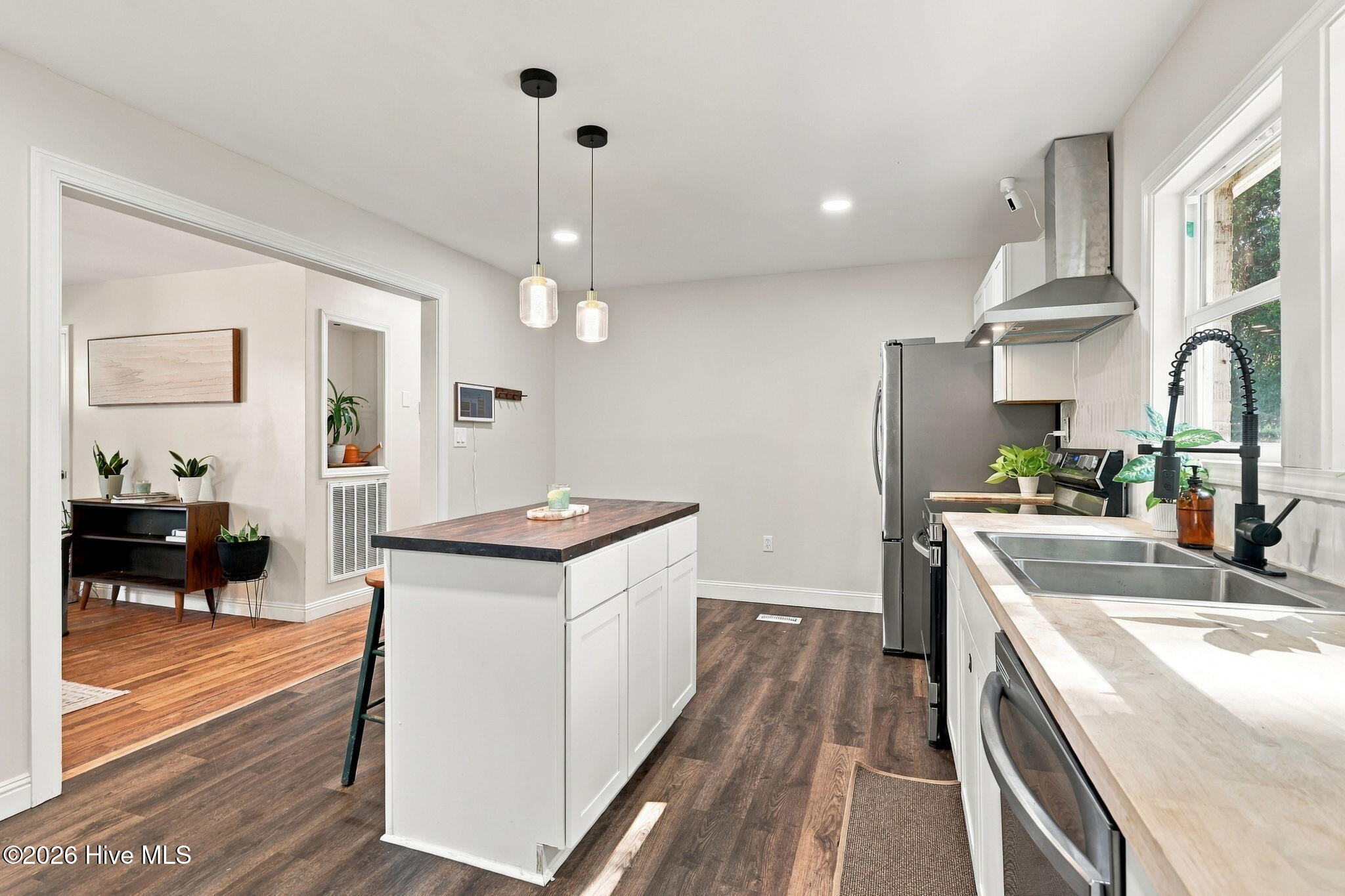 6129 Louise Street Property Photo 15