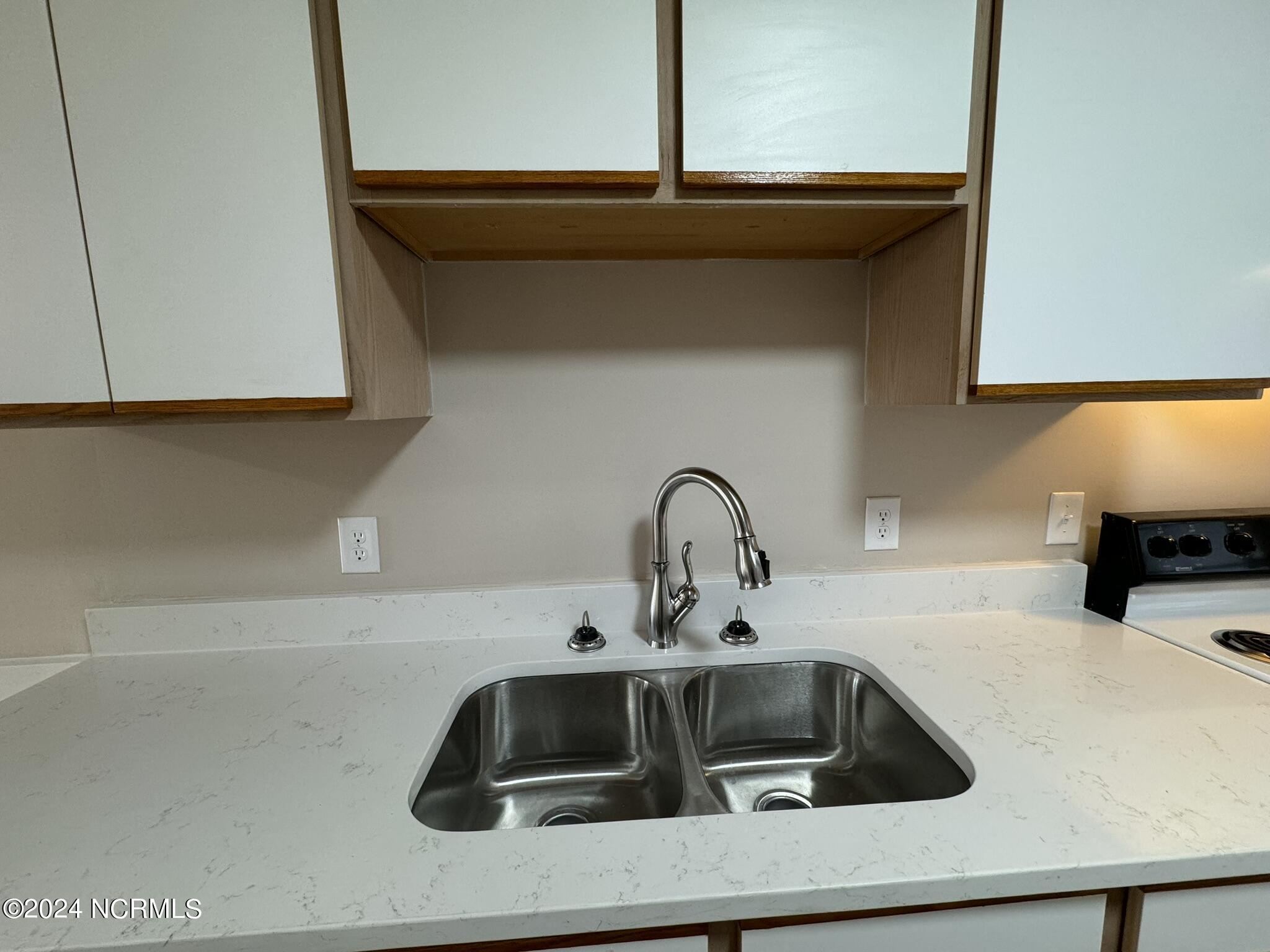 2215 Hurt Drive Property Photo 7