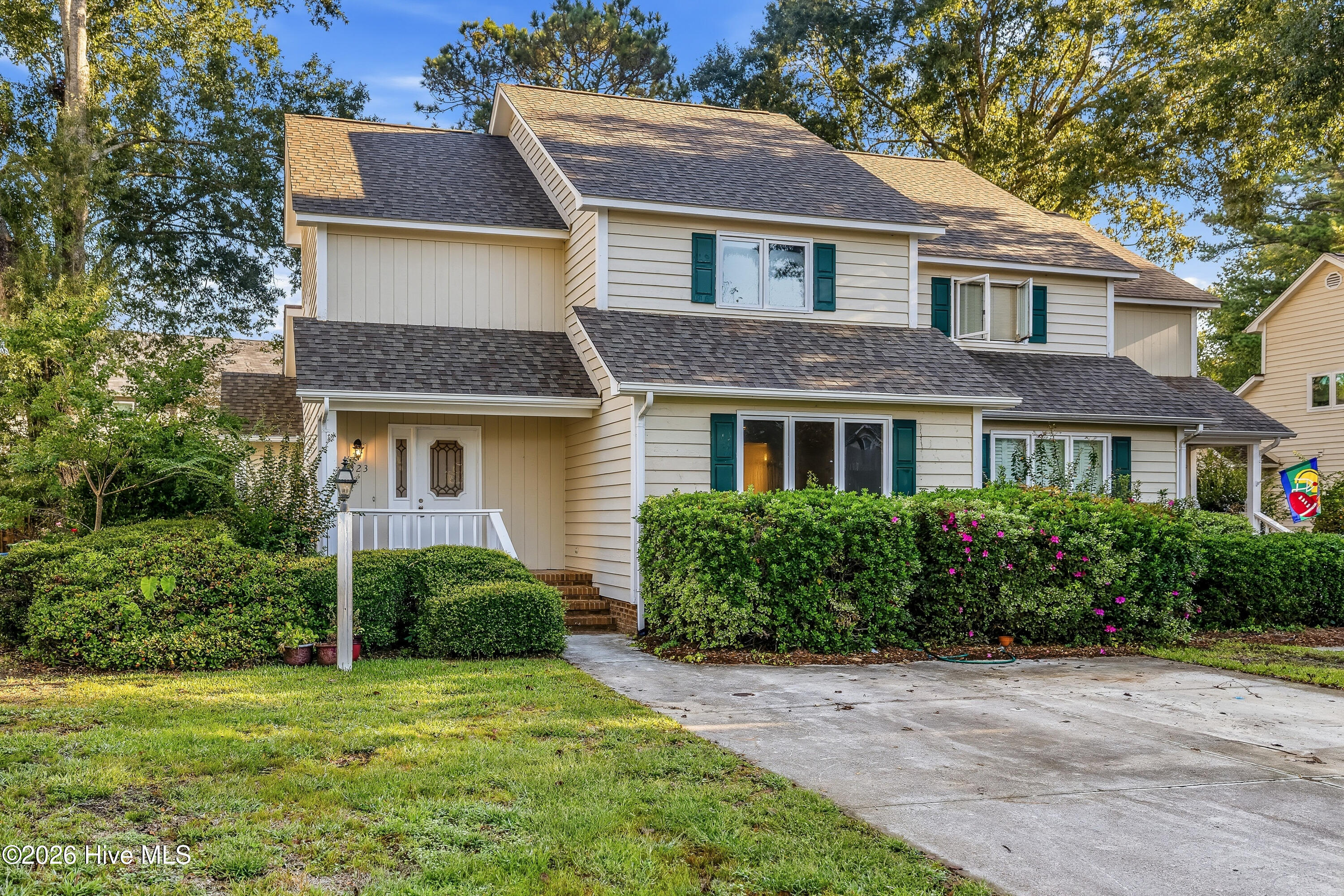 323 Wimbledon Court Property Photo 1