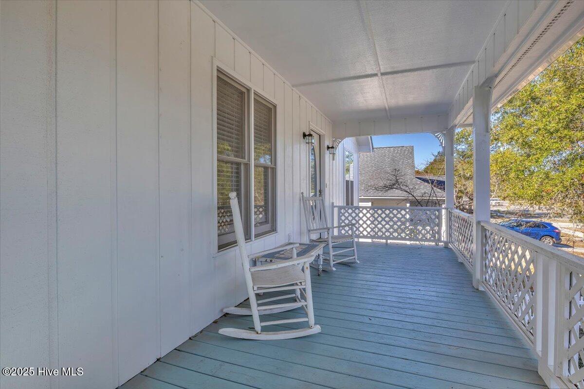 2507 E Oak Island Drive Property Photo 5
