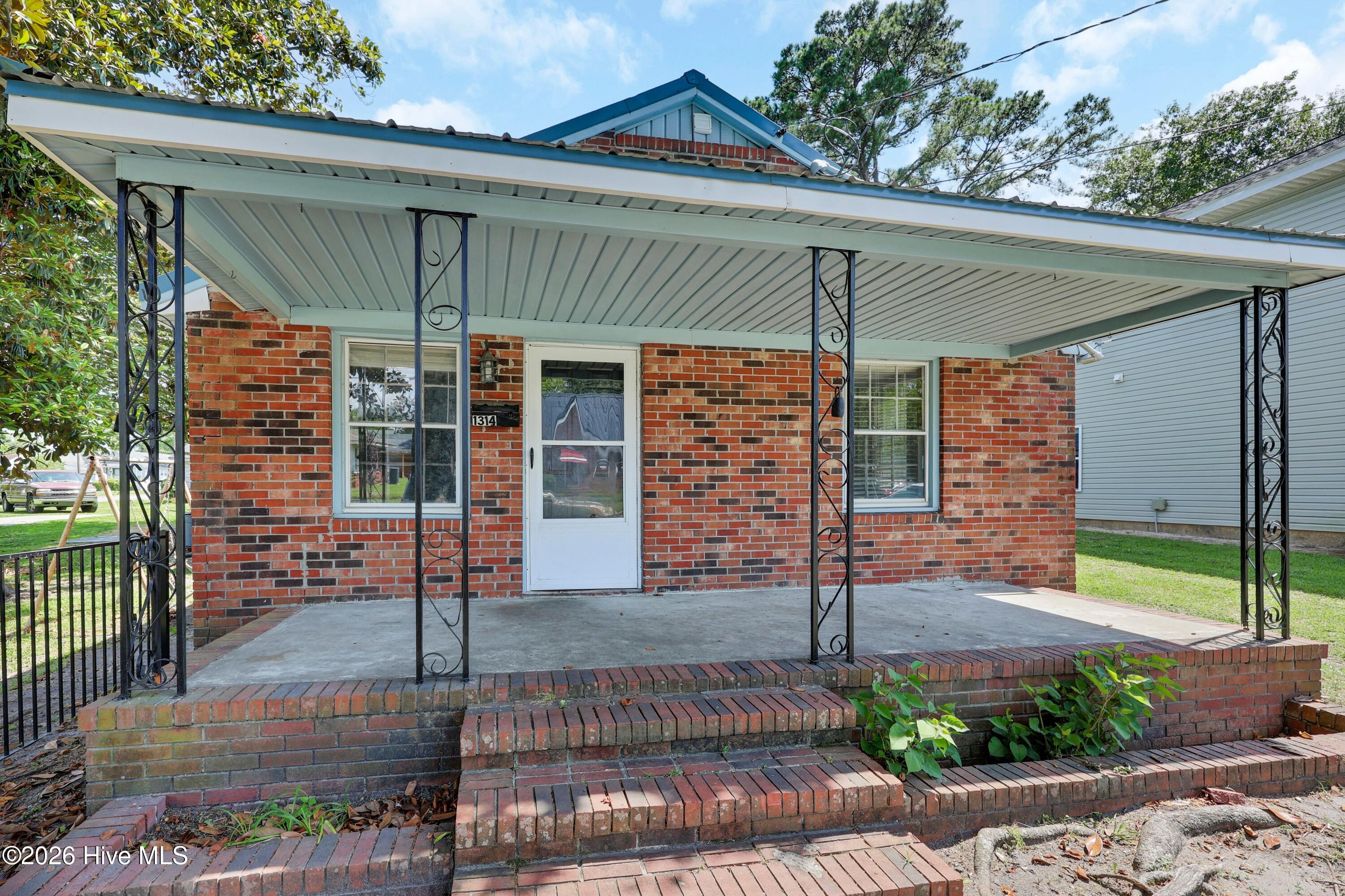 1314 Queen Street Property Photo 2