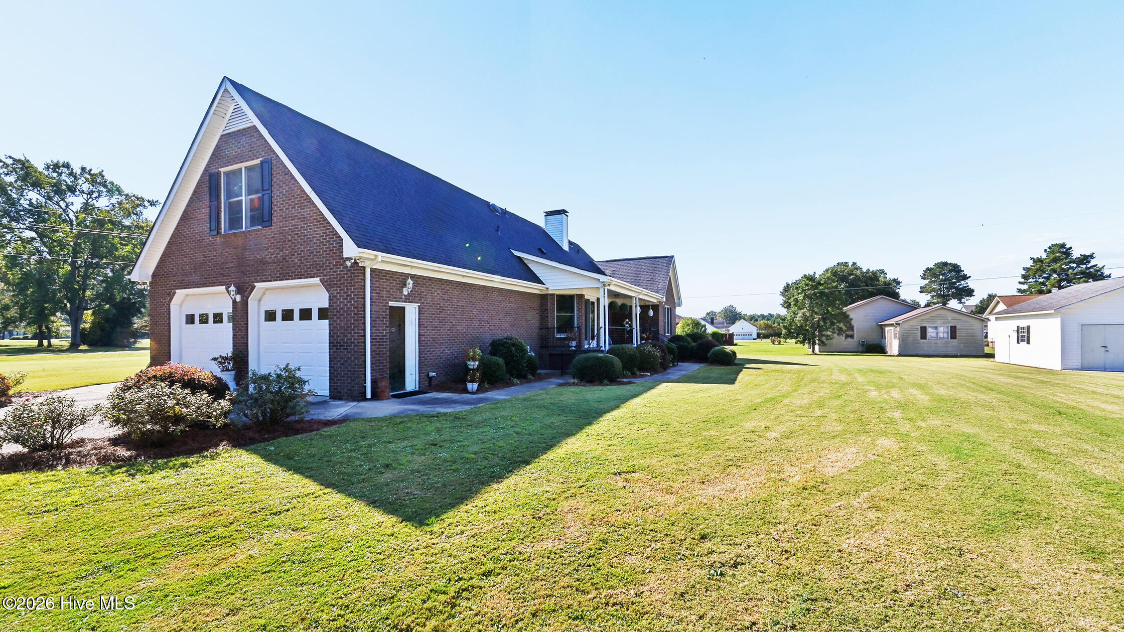 944 Country Club Drive Property Photo 4