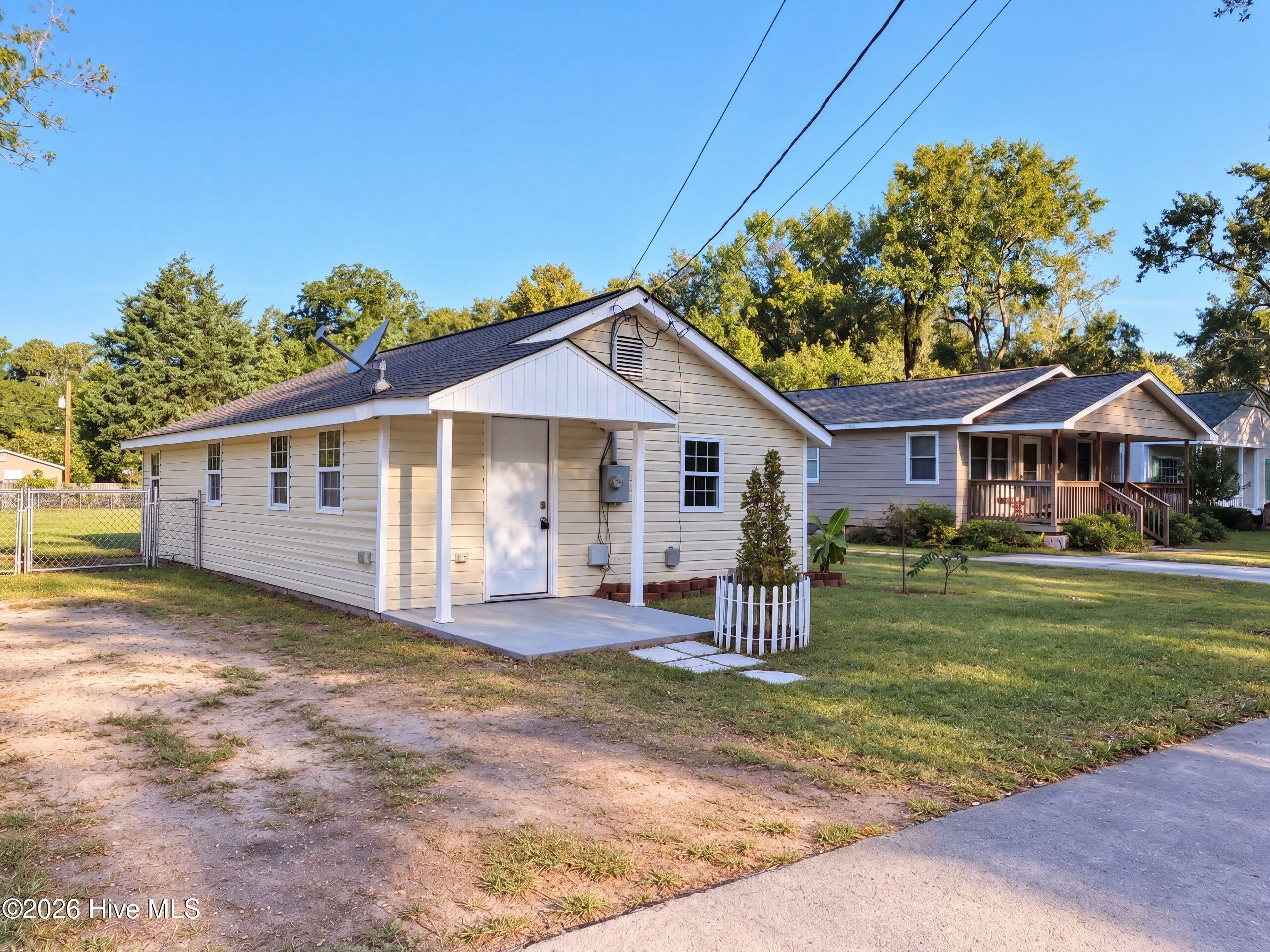 206 N Poplar Street E Property Photo 1