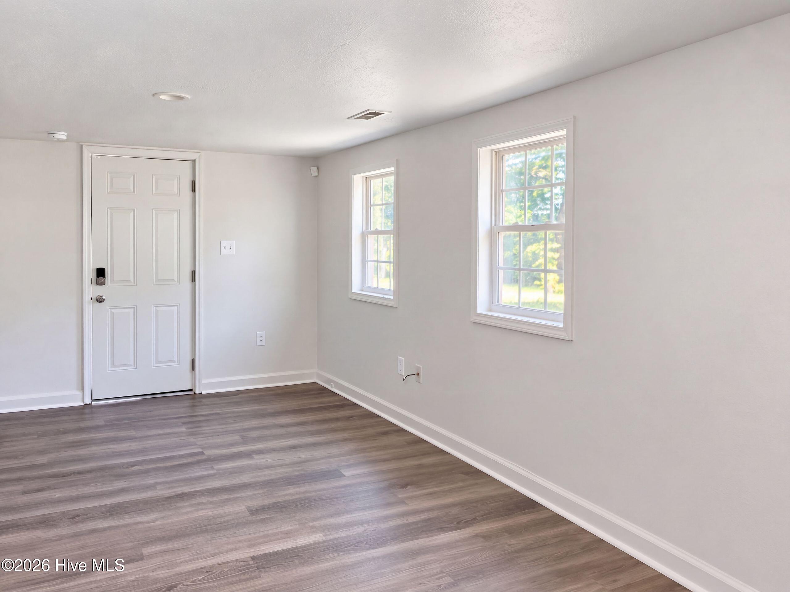 206 N Poplar Street E Property Photo 3