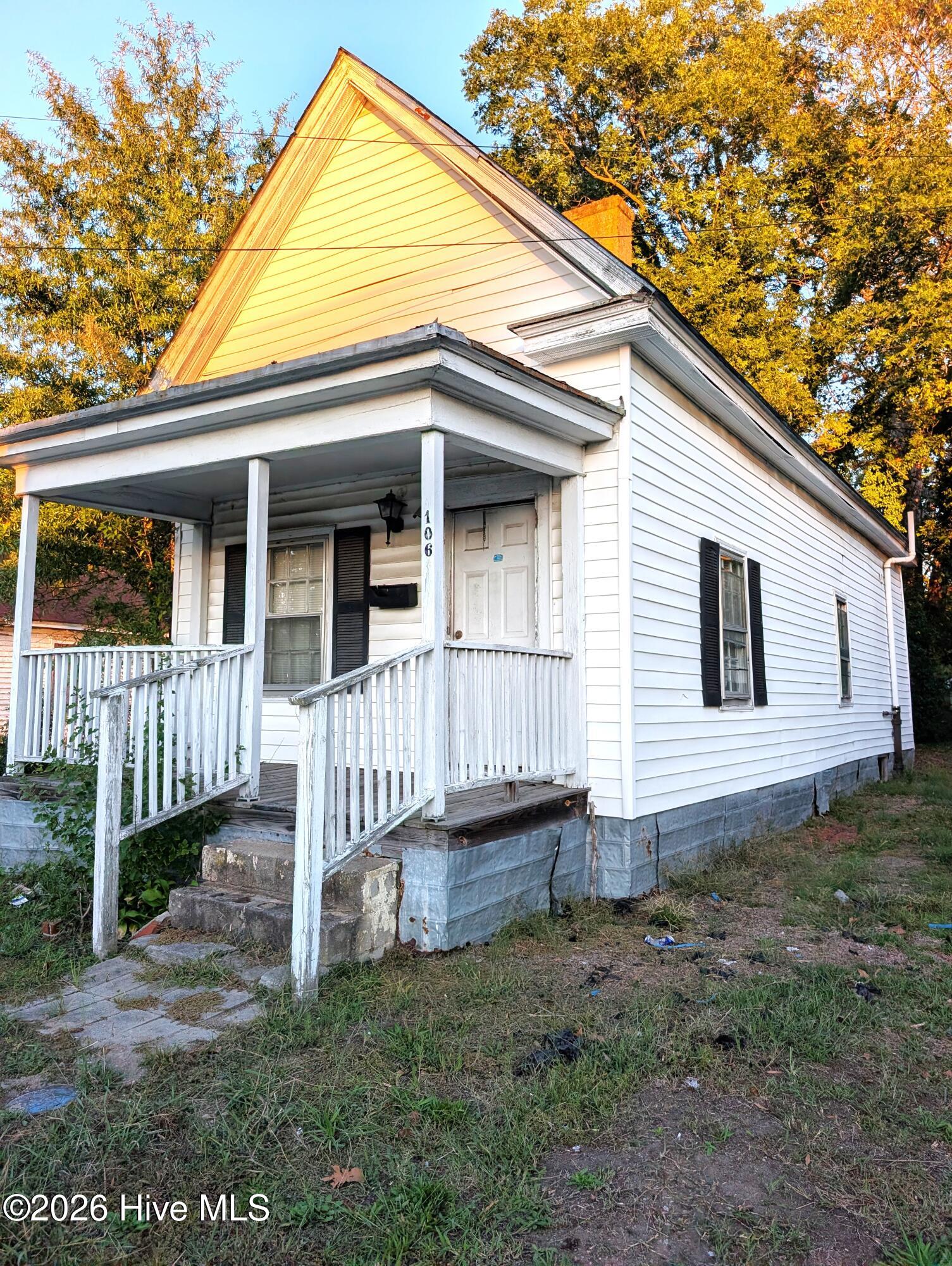 106 Ash Street E Property Photo 2