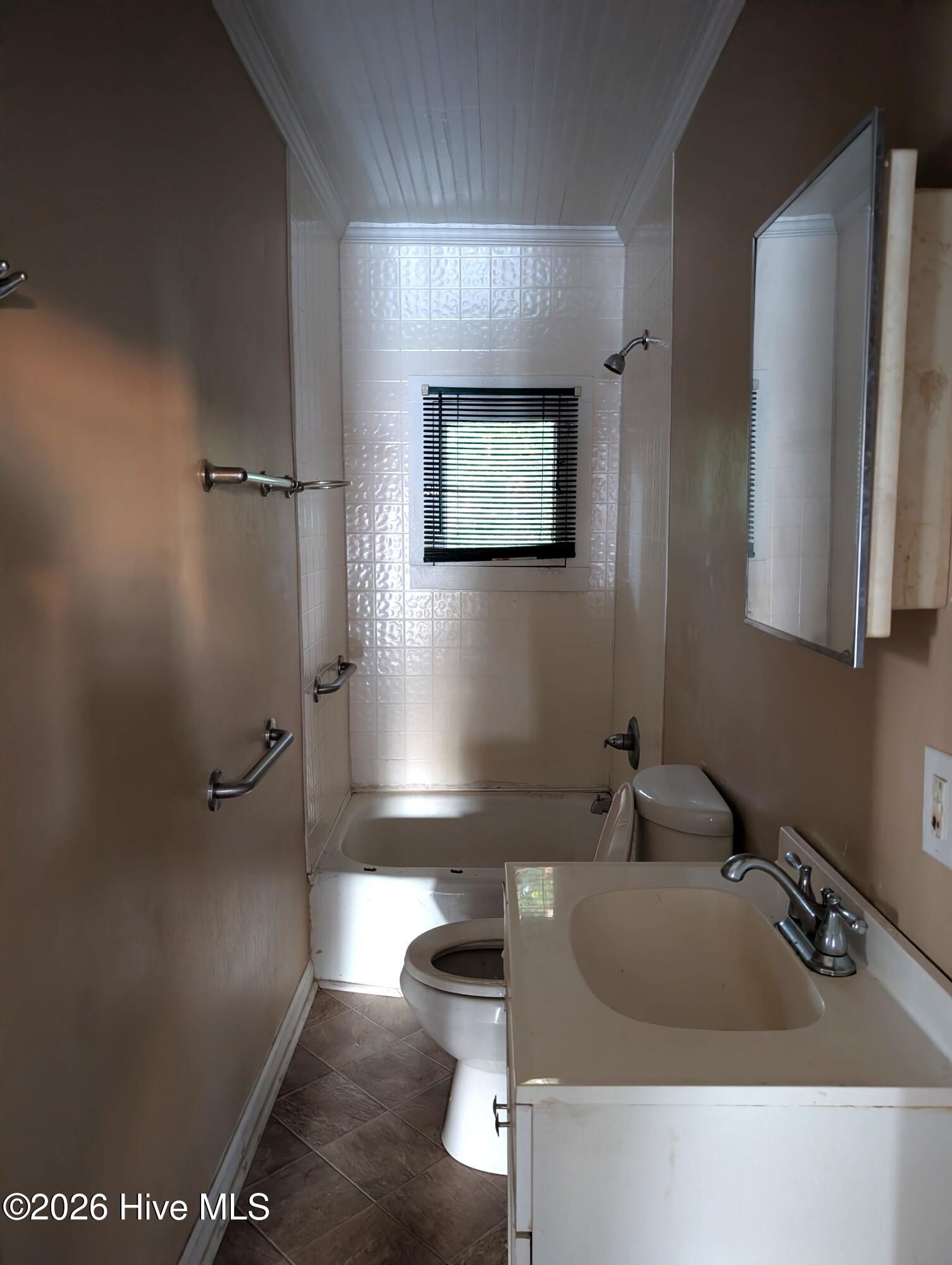 106 Ash Street E Property Photo 4