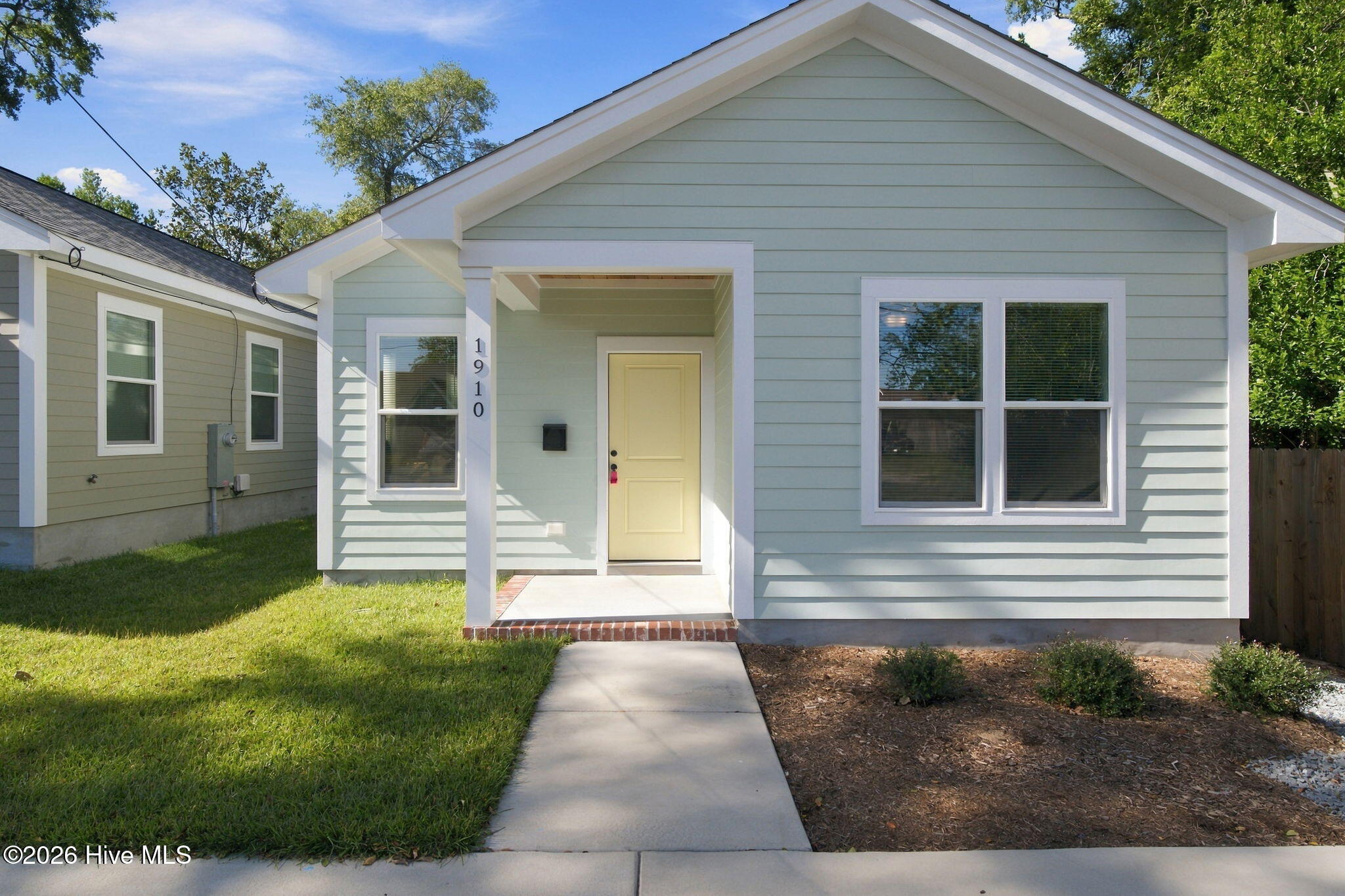 1910 Oak Street Property Photo 1