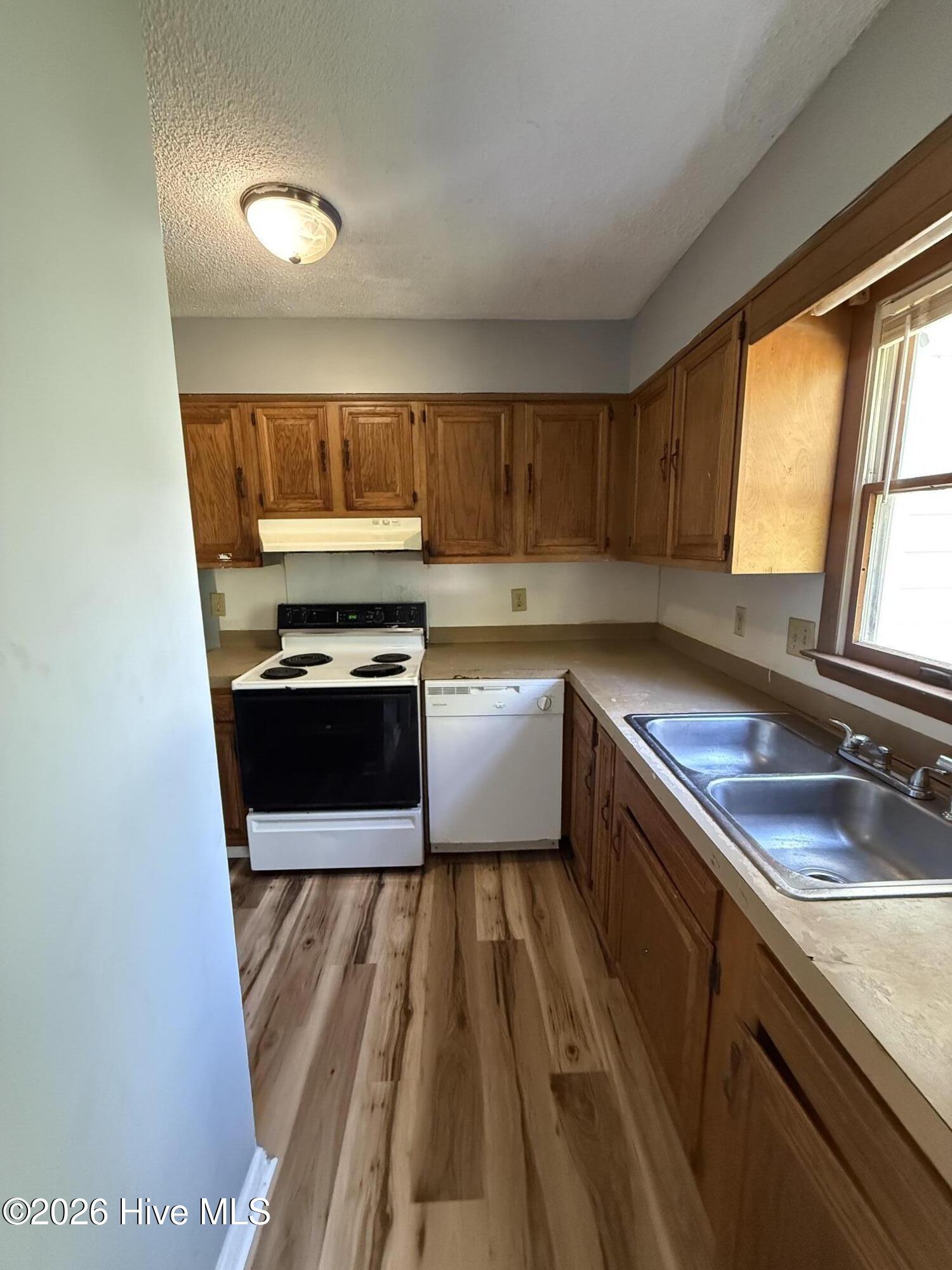 906 Verdant Drive B Property Photo 5